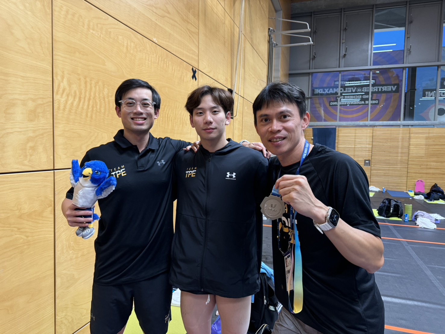 王冠閎（中）再度摘下銀牌。黃 智勇提供