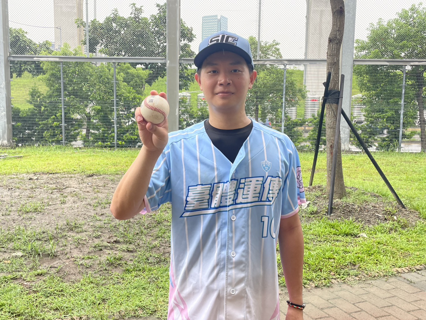 黃柏緯大學最終戰102球完投勝賽後收藏紀念球。吳敏欣攝
