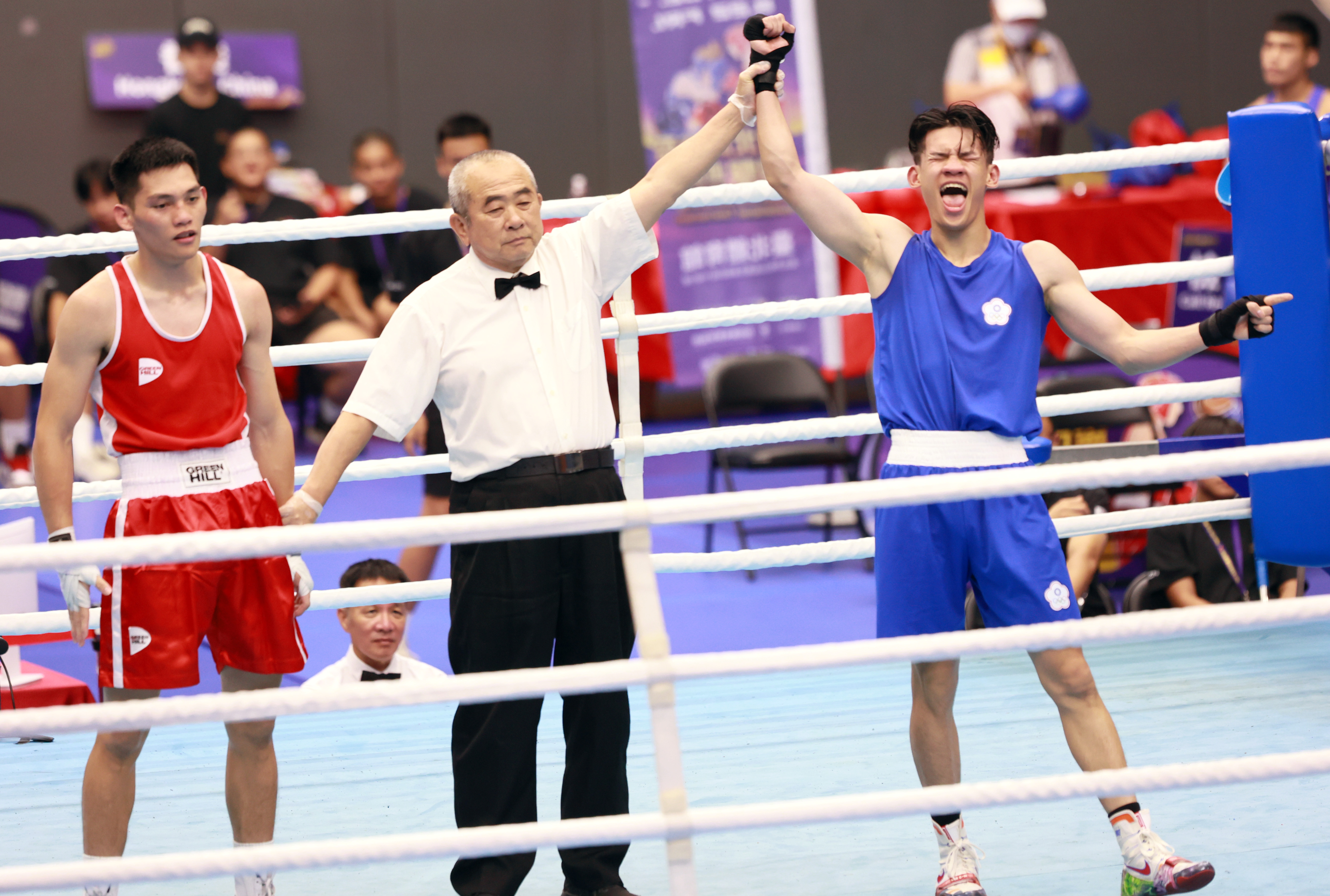 兩名奧運國手陪練員對決李承威(右)獲勝晉級決賽。臺北市政府體育局提供