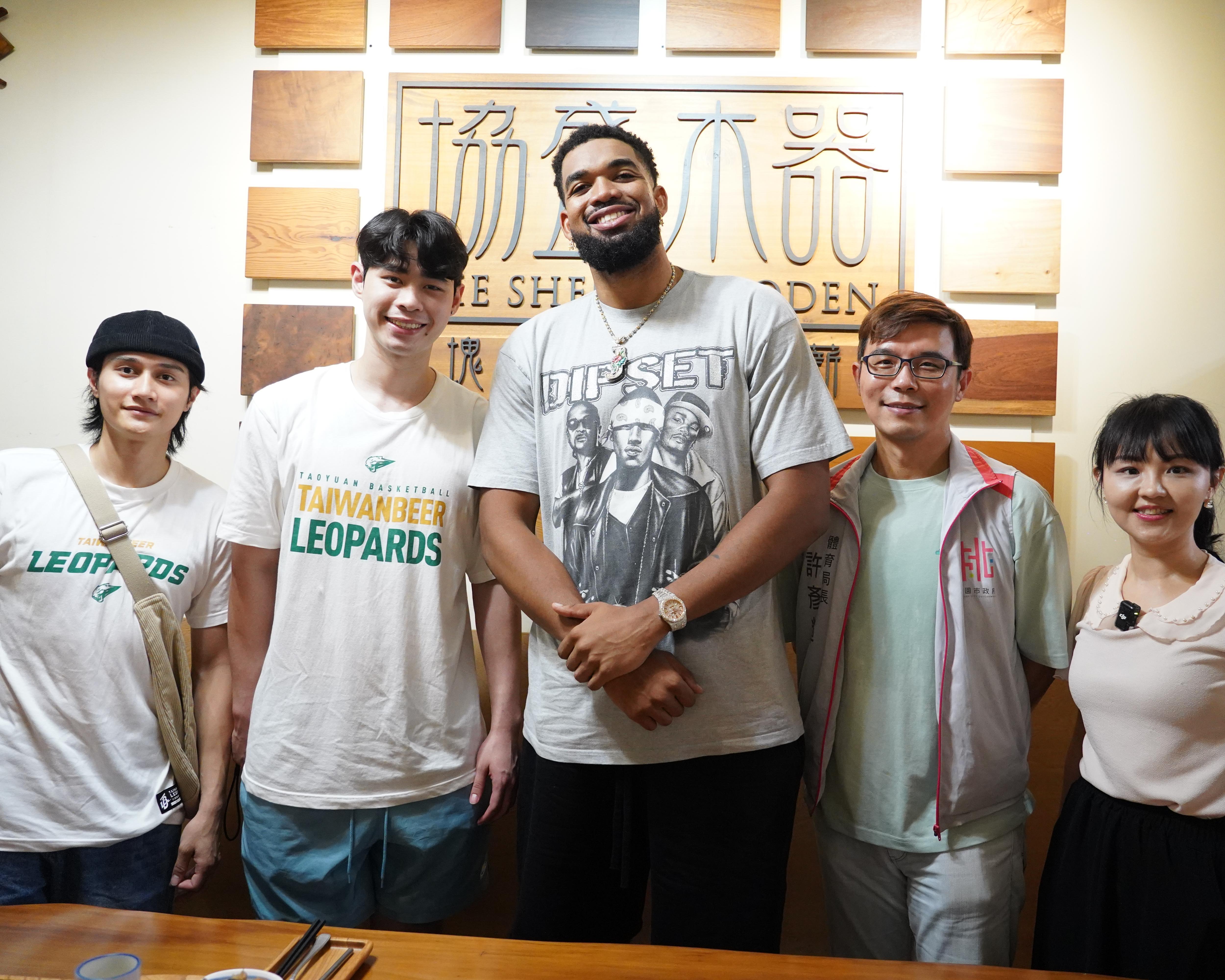 球星唐斯（Karl-Anthony Towns）與當地店家合照。官方提供