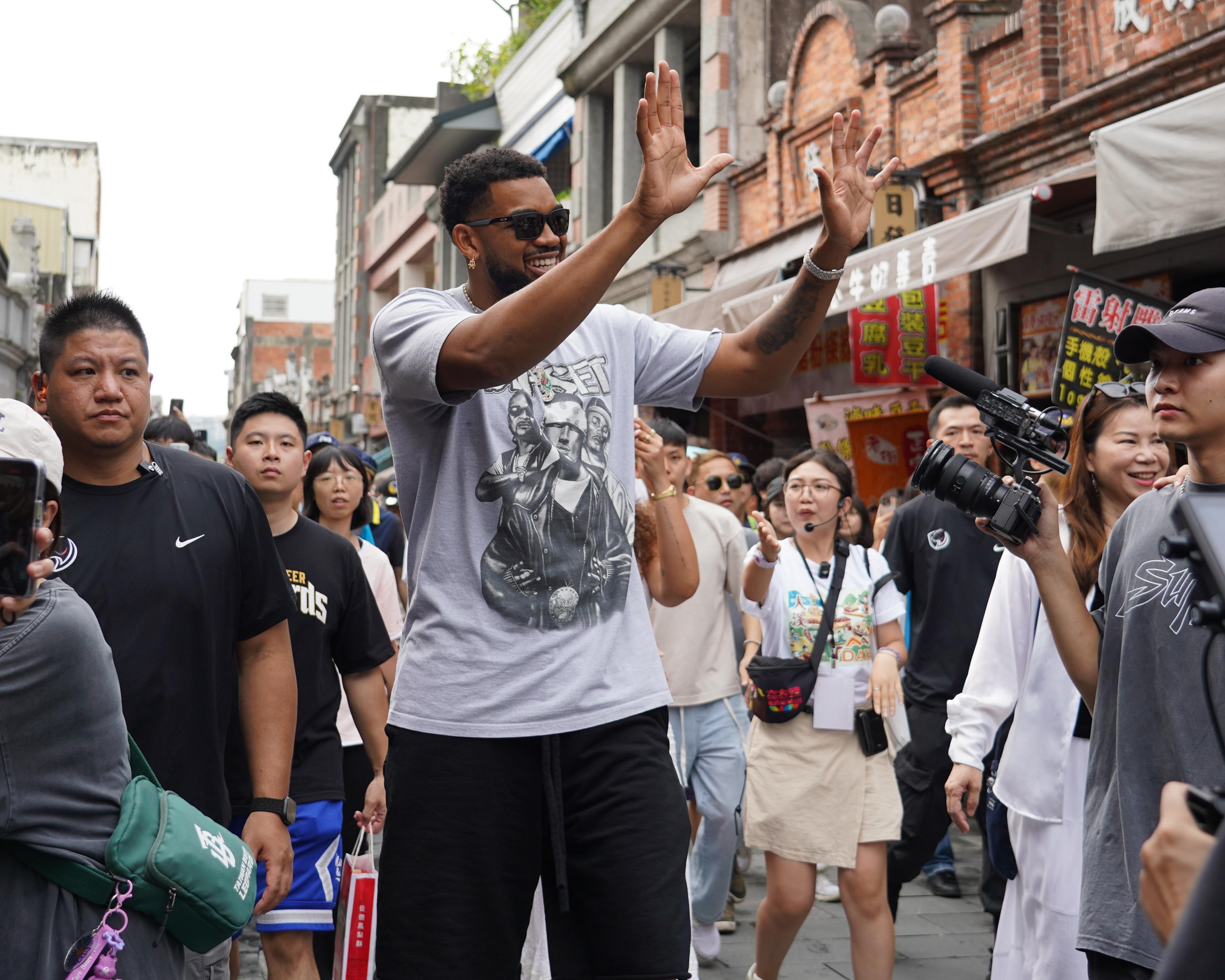 球星唐斯（Karl-Anthony Towns）造訪大溪老街。官方提供