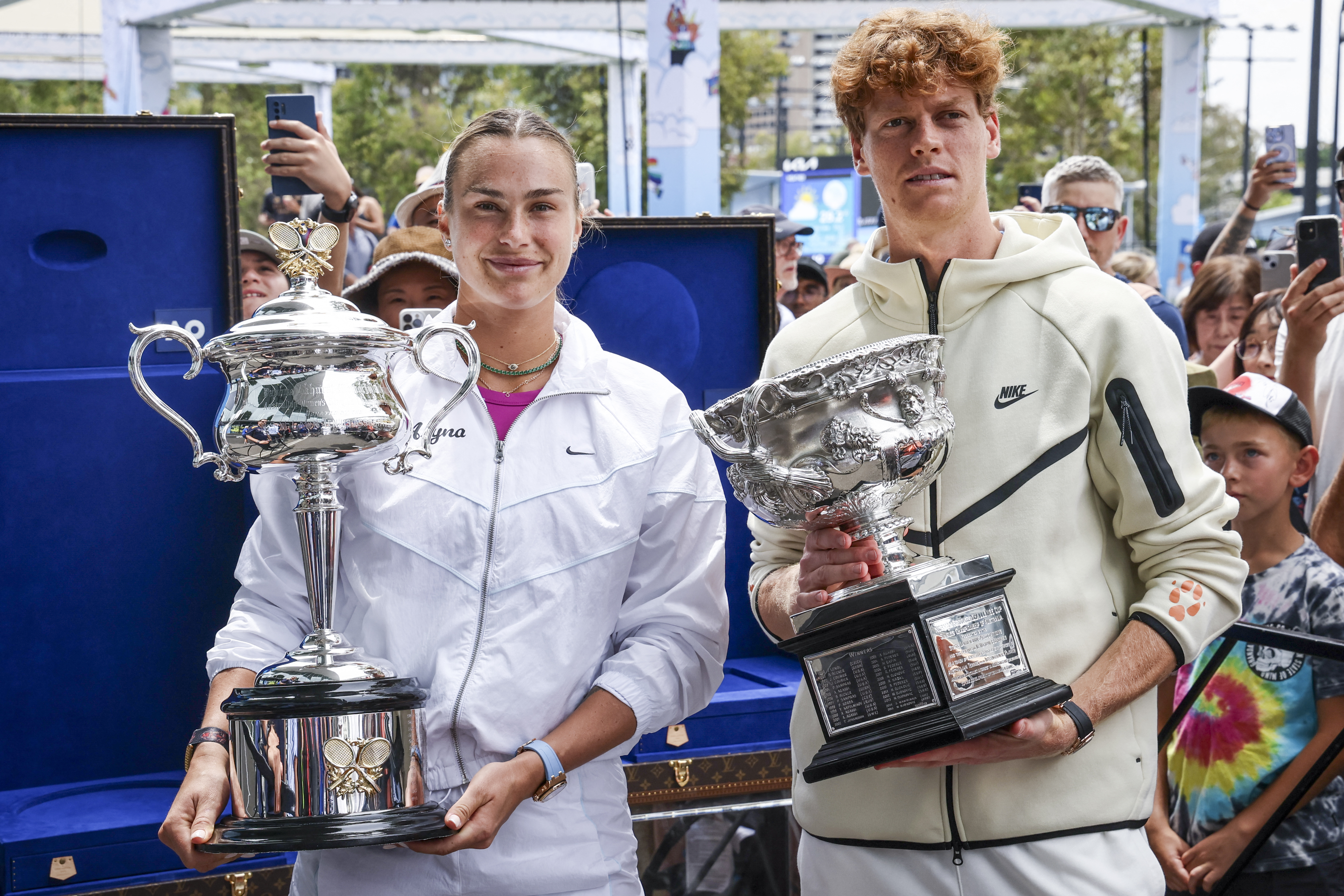 衛冕冠軍辛納（Jannik Sinner）與莎芭蓮卡（Aryna Sabalenka）將挑戰逾十年未見的衛冕紀錄。法新社