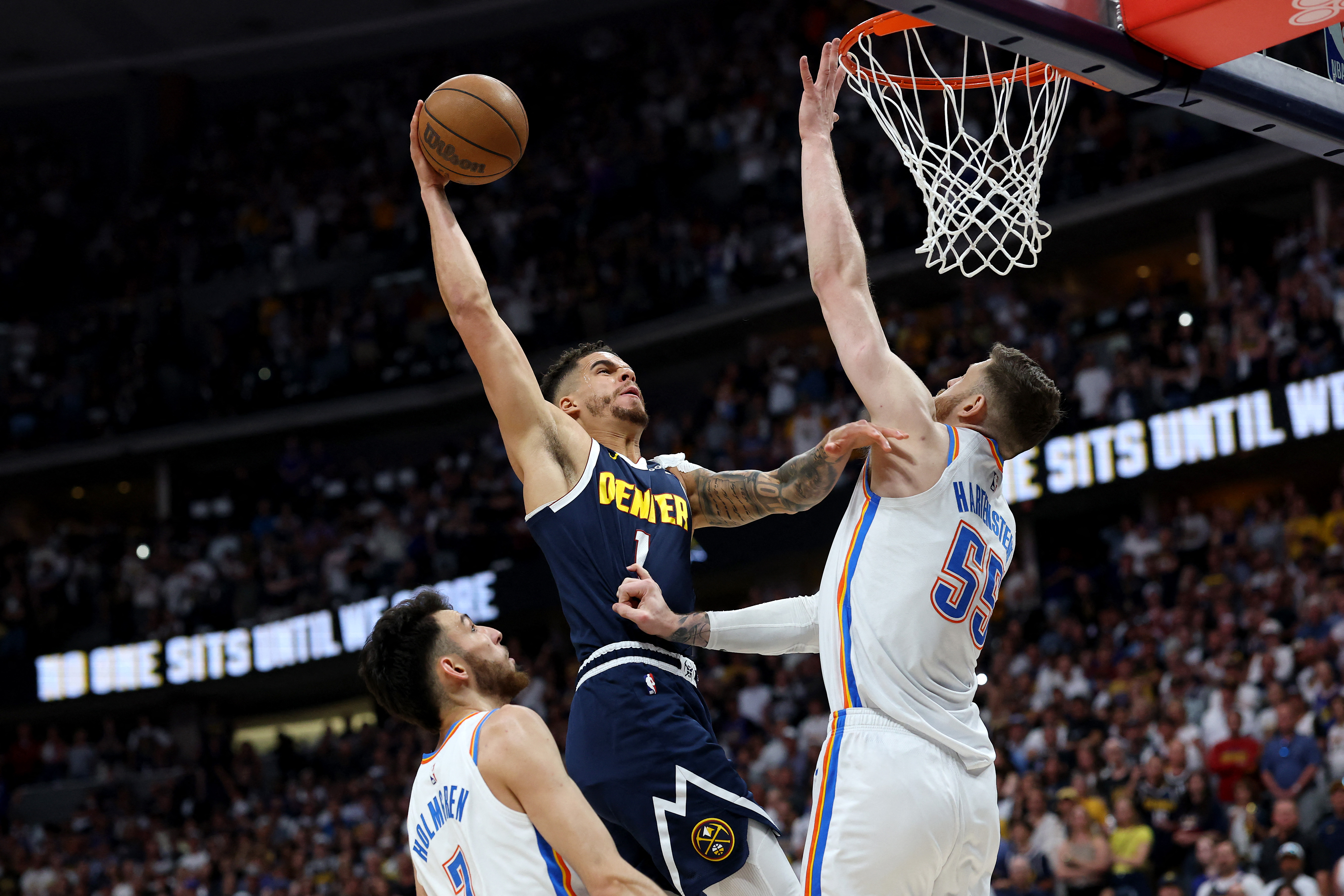 金塊今夏將小波特（Michael Porter Jr.，中）交易至籃網。法新社