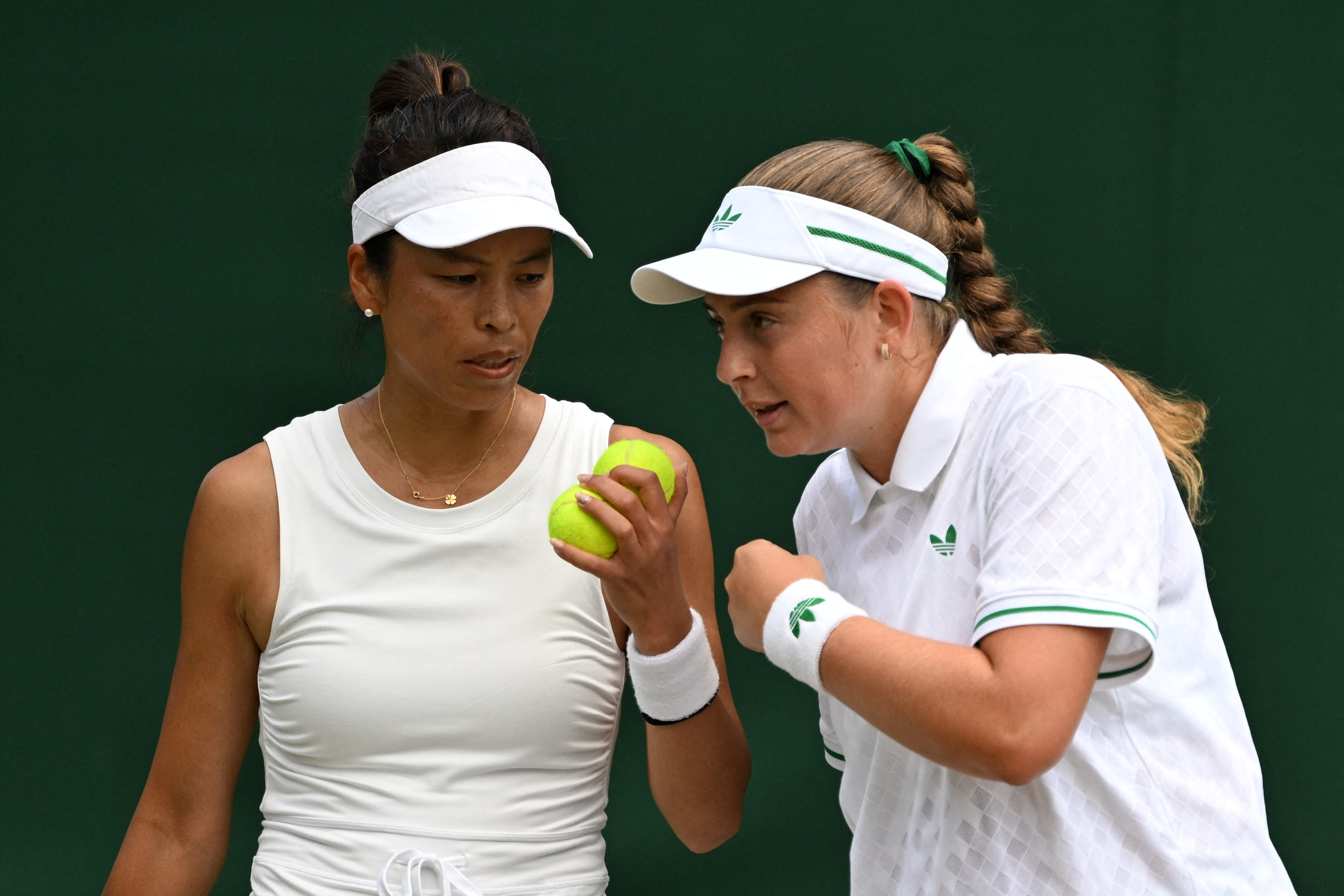 奧斯塔朋科（Jelena Ostapenko，右）今年美網女雙也與謝淑薇拆夥。法新社