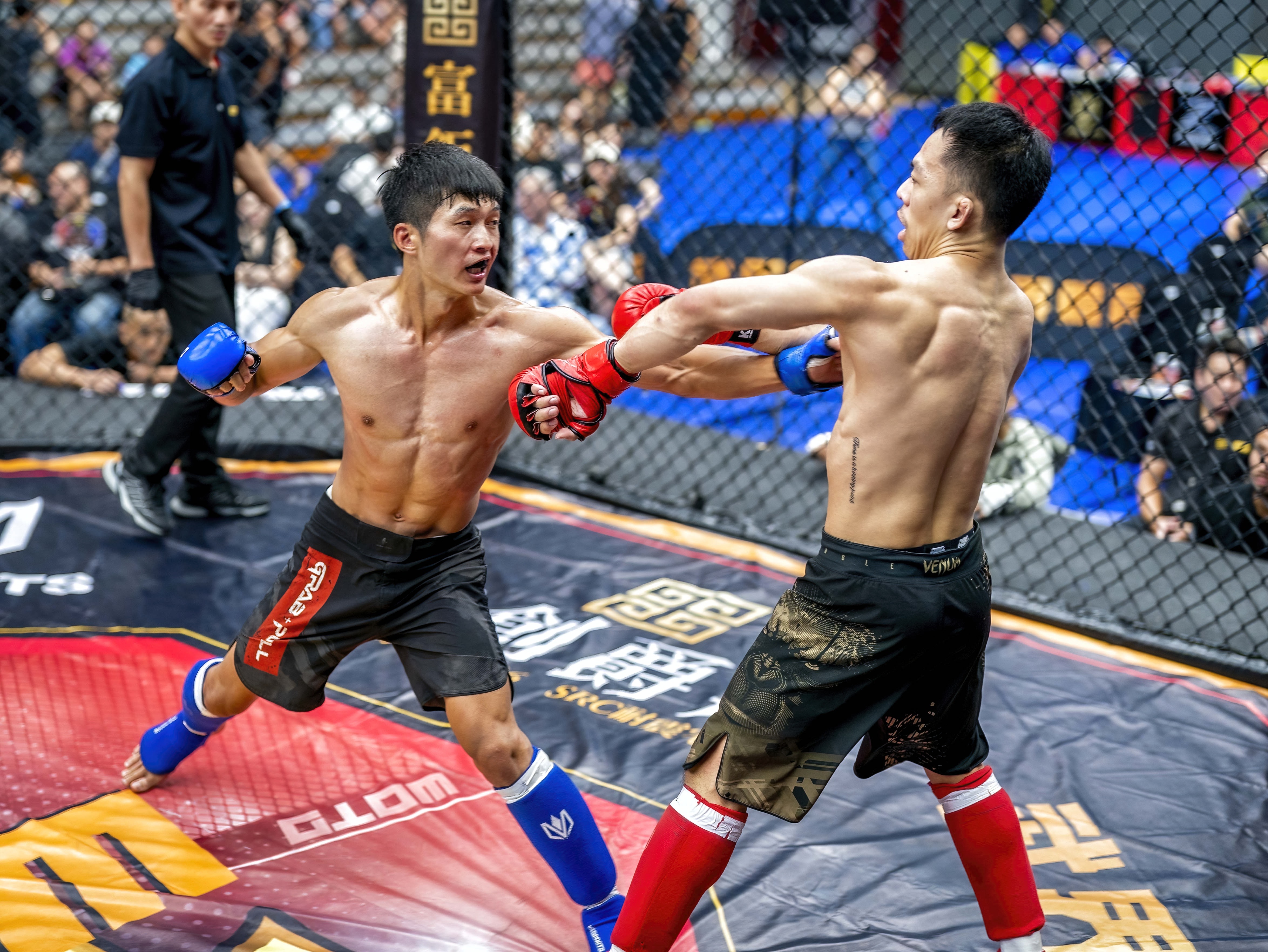 陳暐承(左)整場與對手周旋驚險拿下勝利。大會提供