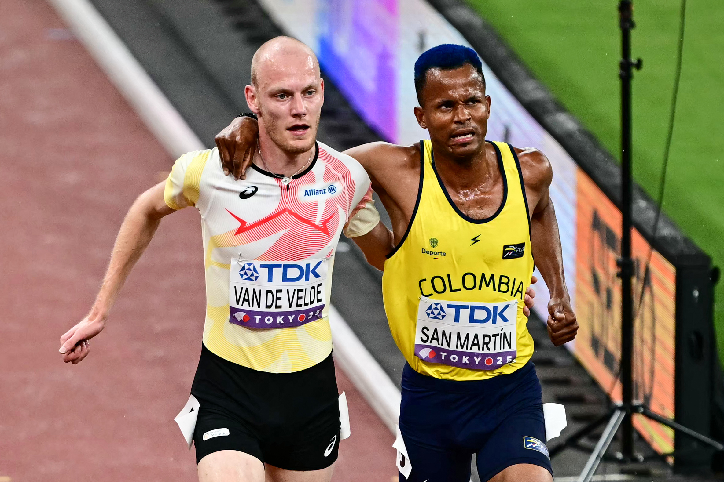 比利時選手范德維爾德（Tim van de Velde，左）攙扶抽筋的哥倫比亞對手聖馬丁（Carlos San Martin）一同進入終點。法新社