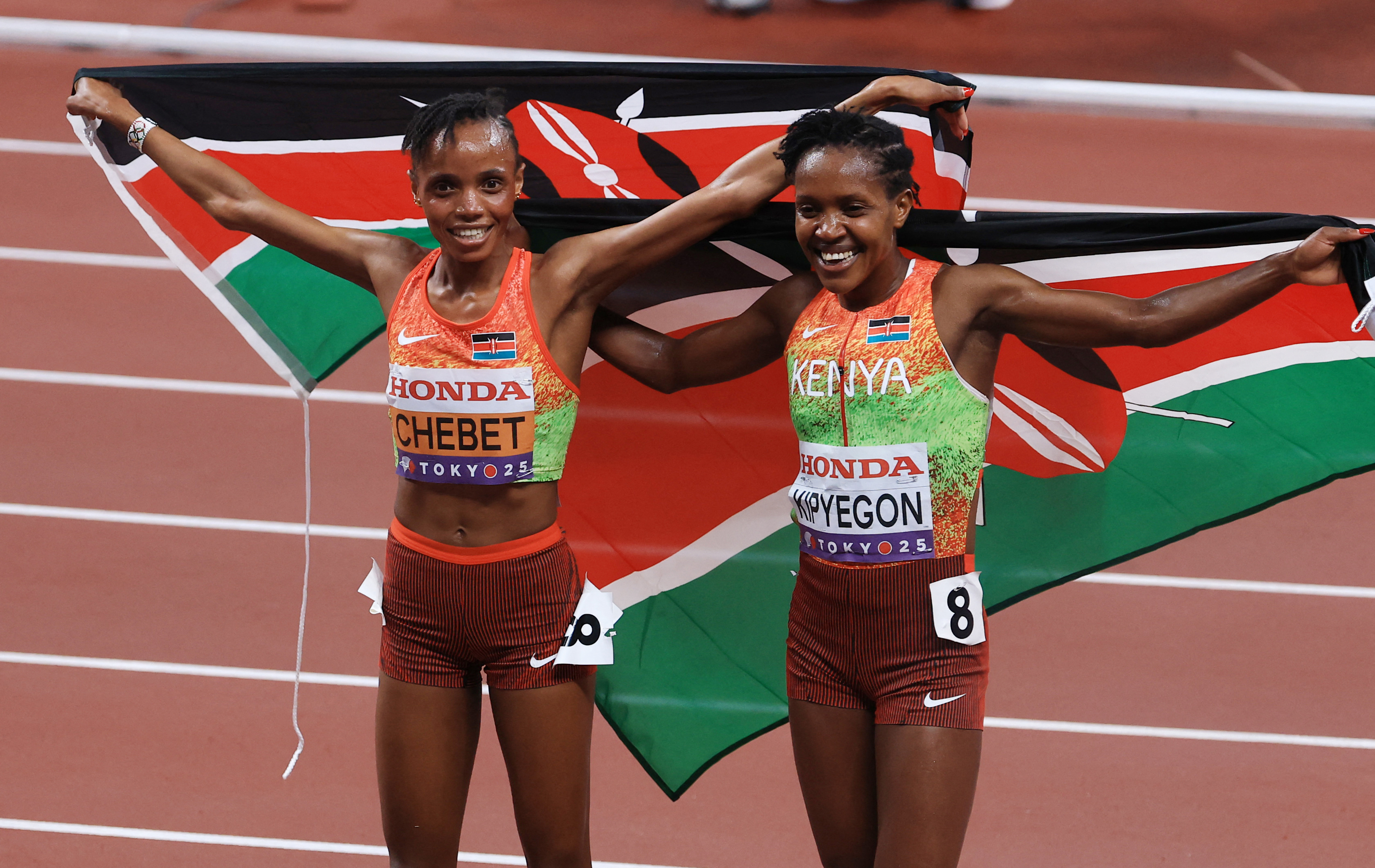 切貝特(Beatrice Chebet，左)和基皮耶貢(Faith Kipyegon)包辦女子5000金銀牌。法新社
