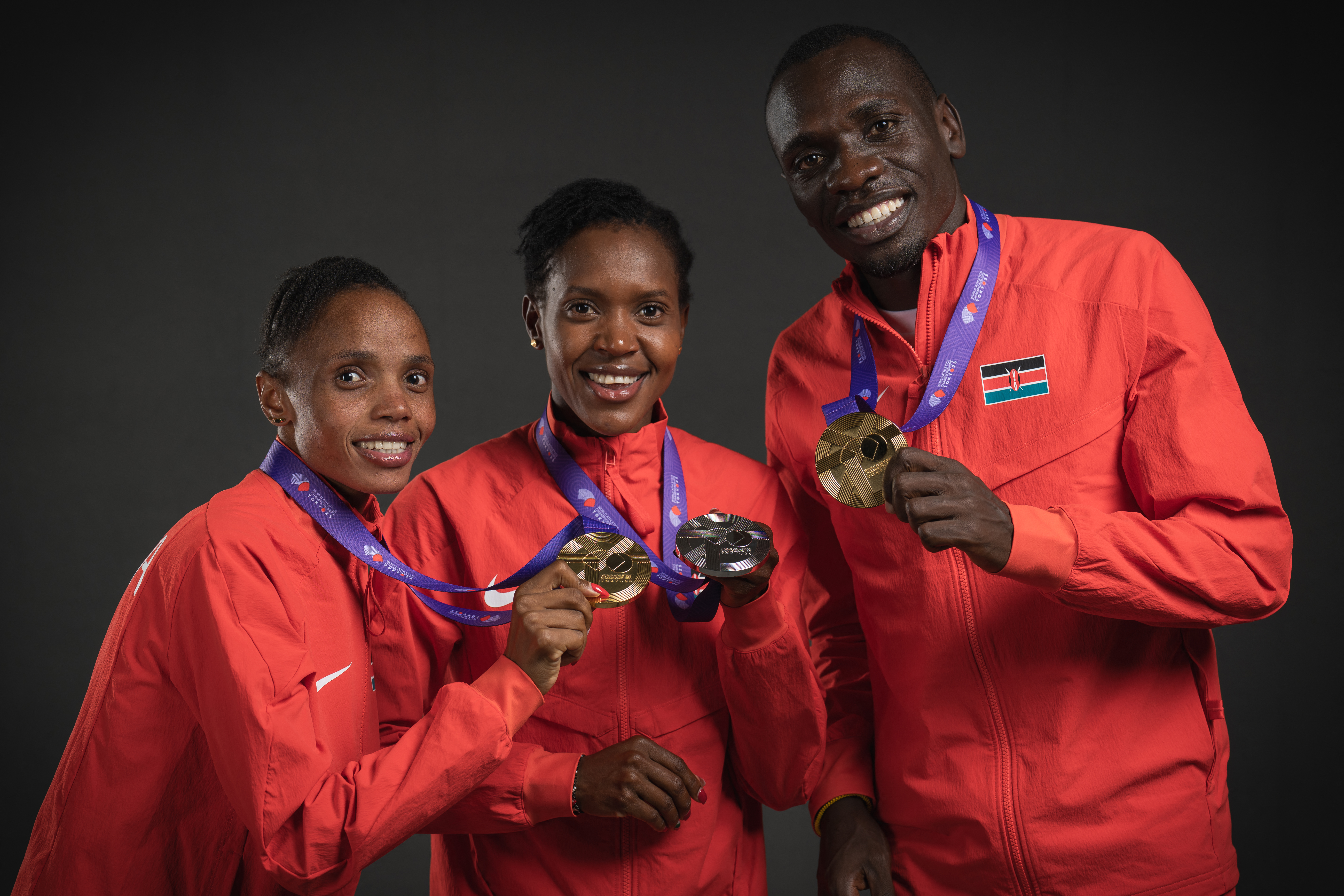 肯亞女子5000金、銀牌切貝特 (Beatrice Chebet，左)、基皮耶貢 (Faith Kipyegon，中)和男手800公尺金牌萬約尼 (Emmanuel Wanyonyi)。法新社