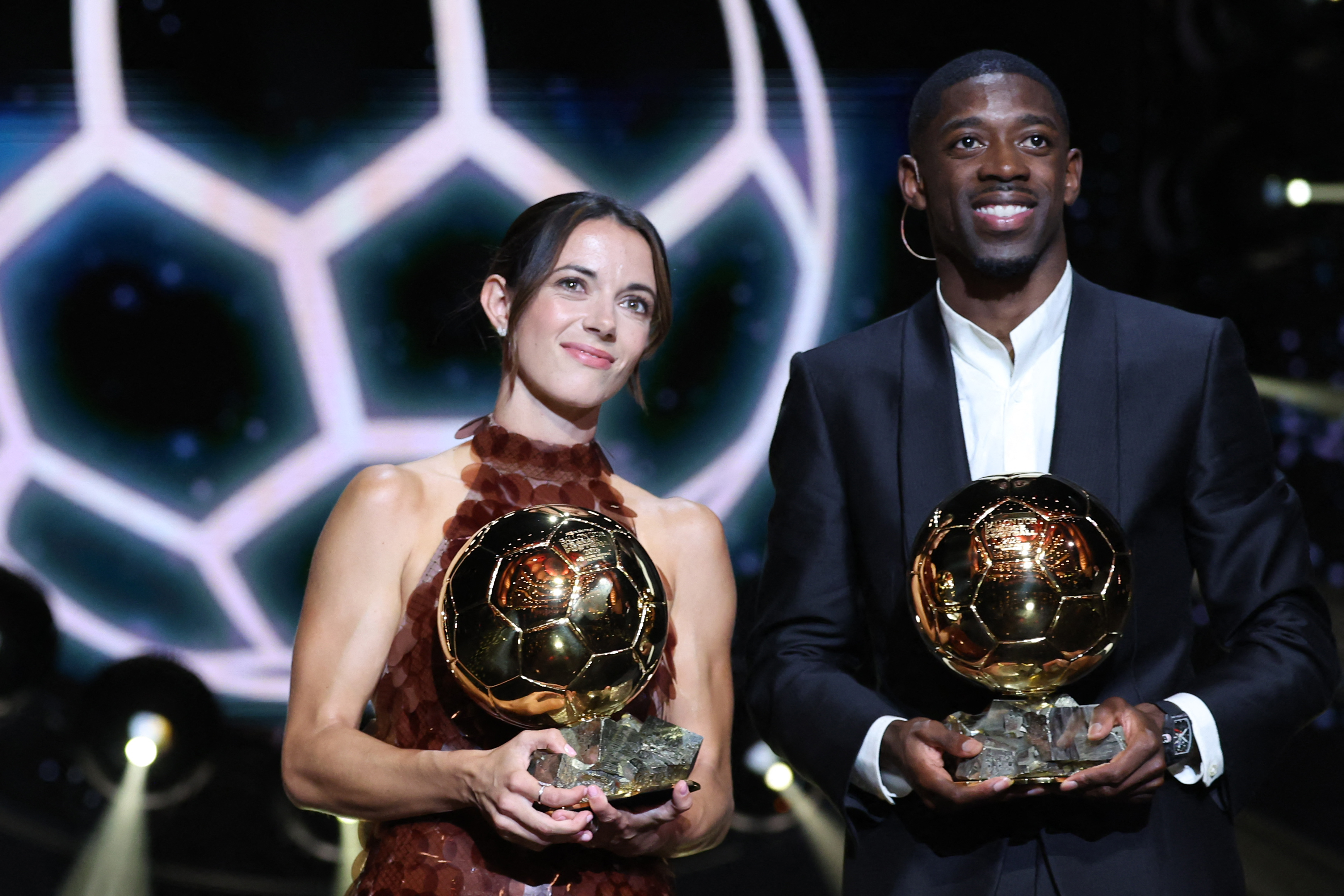 巴黎聖日耳曼的法國前鋒登貝萊（Ousmane Dembele，右）與邦瑪蒂（Aitana Bonmatí）分獲男女金球獎。法新社