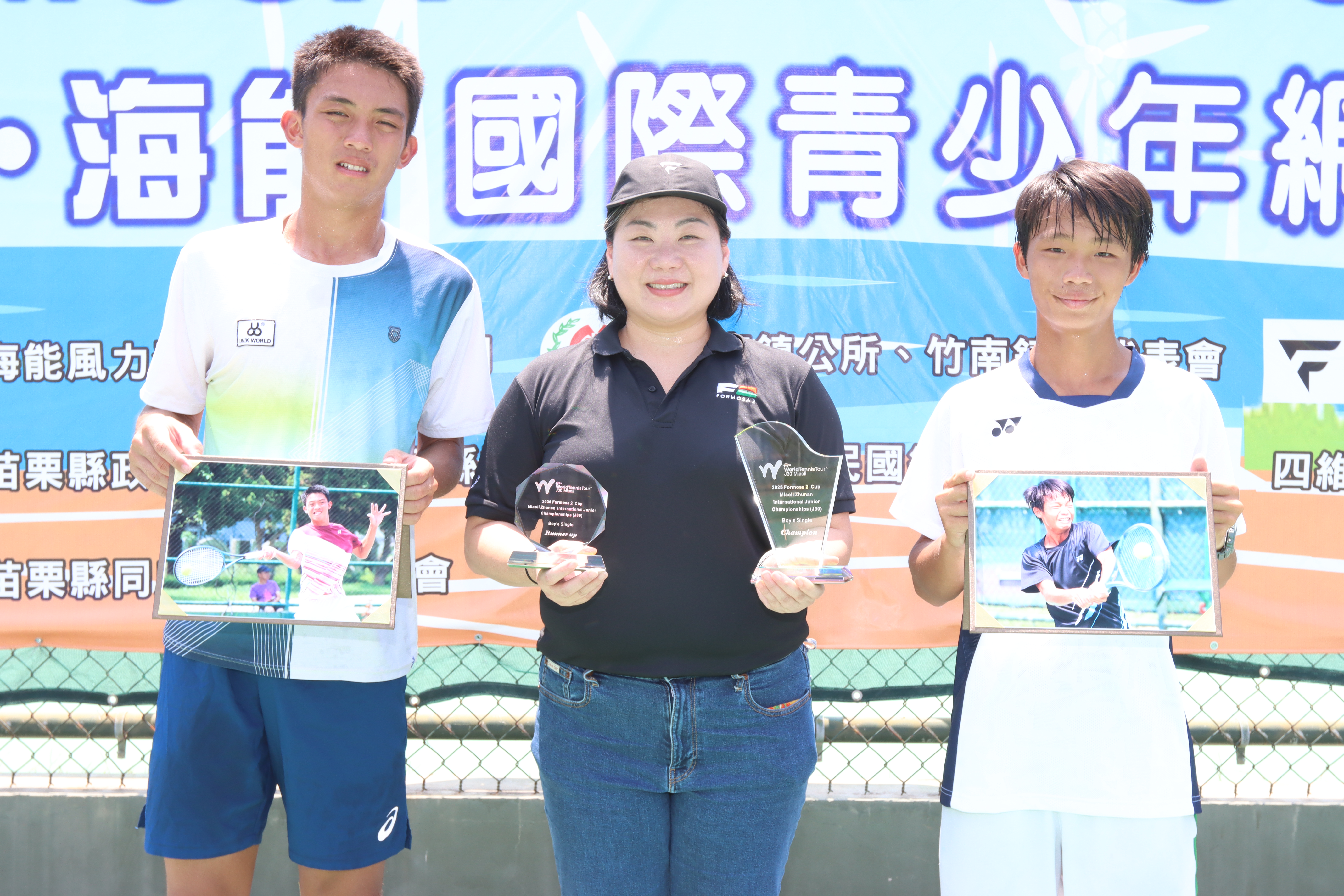 海能風電執行長陳美如(中)頒獎給男單冠亞軍毛冠淮(右)、曾子淵(左)。四維體育推廣教育基金會 提供