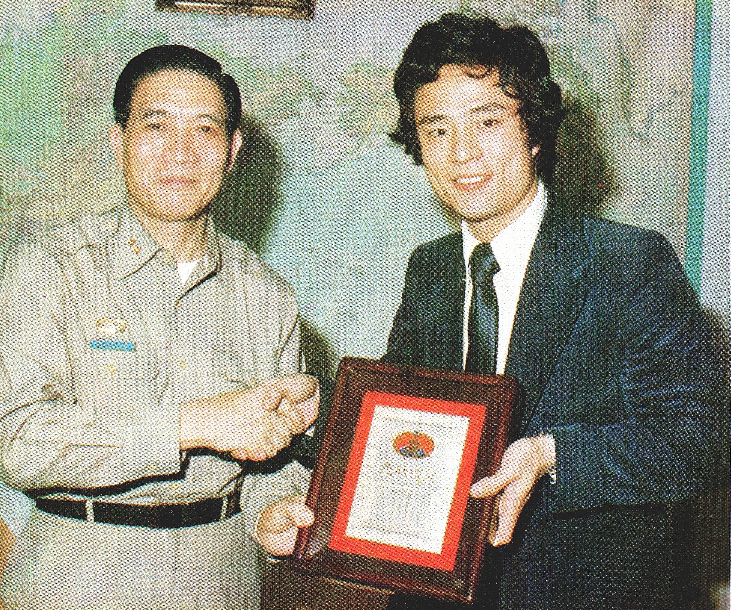 聯勤副總司令華心權將軍特頒「籃球狀元」獎牌。名人堂提供