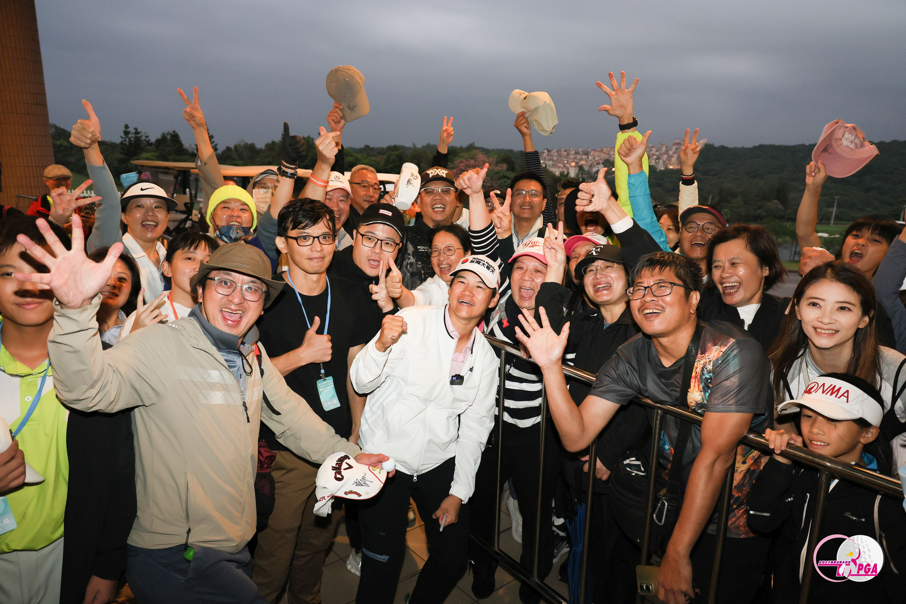 冠軍曾雅妮與粉絲球迷一同合影。Tlpga/葉勇宏攝