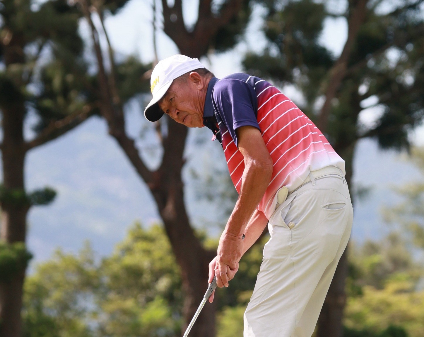 台灣高球老將鍾春興今(30)日在2025富邦長春公開賽超級長春組第一輪比賽中演出同齡同桿美技。大會提供