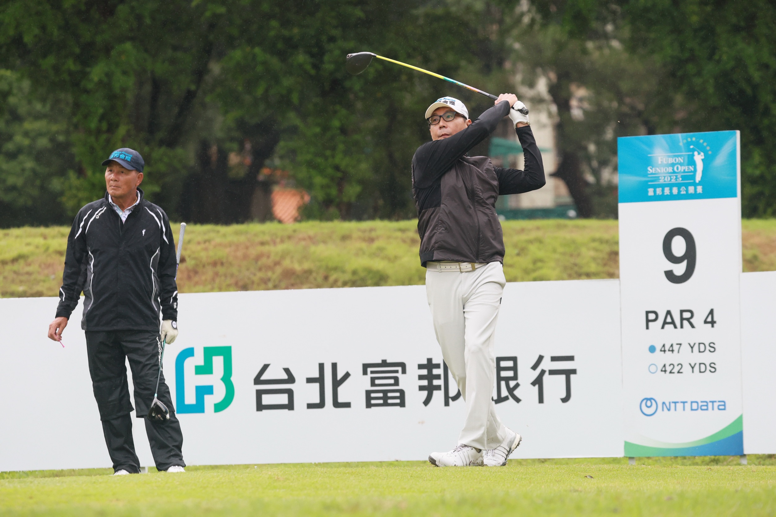 富邦集團董事長蔡明忠今(28)日於富邦長春公開賽職業業餘配對賽中,第九洞開完球後展現平衡且漂亮的收桿動作。官方提供