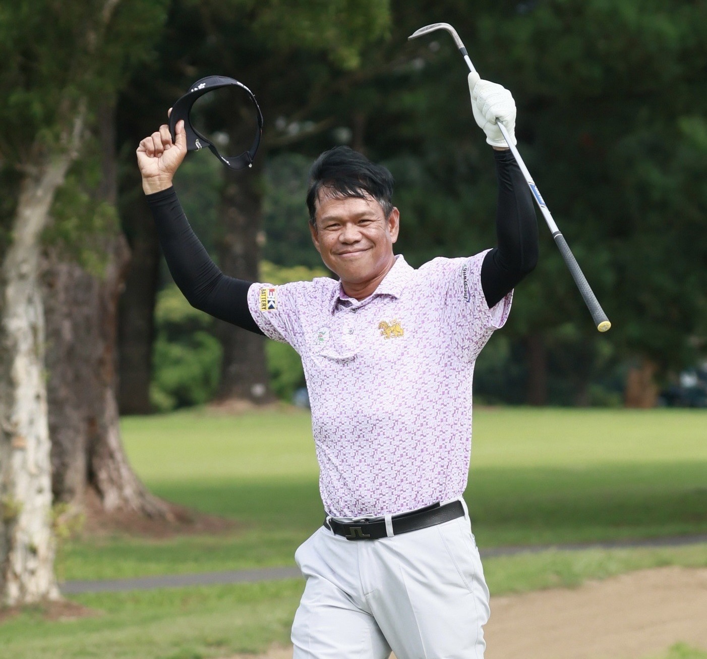 泰國籍高球名將托馬倫確定完成衛冕富邦長春公開賽冠軍後,高舉雙手慶祝。大會提供