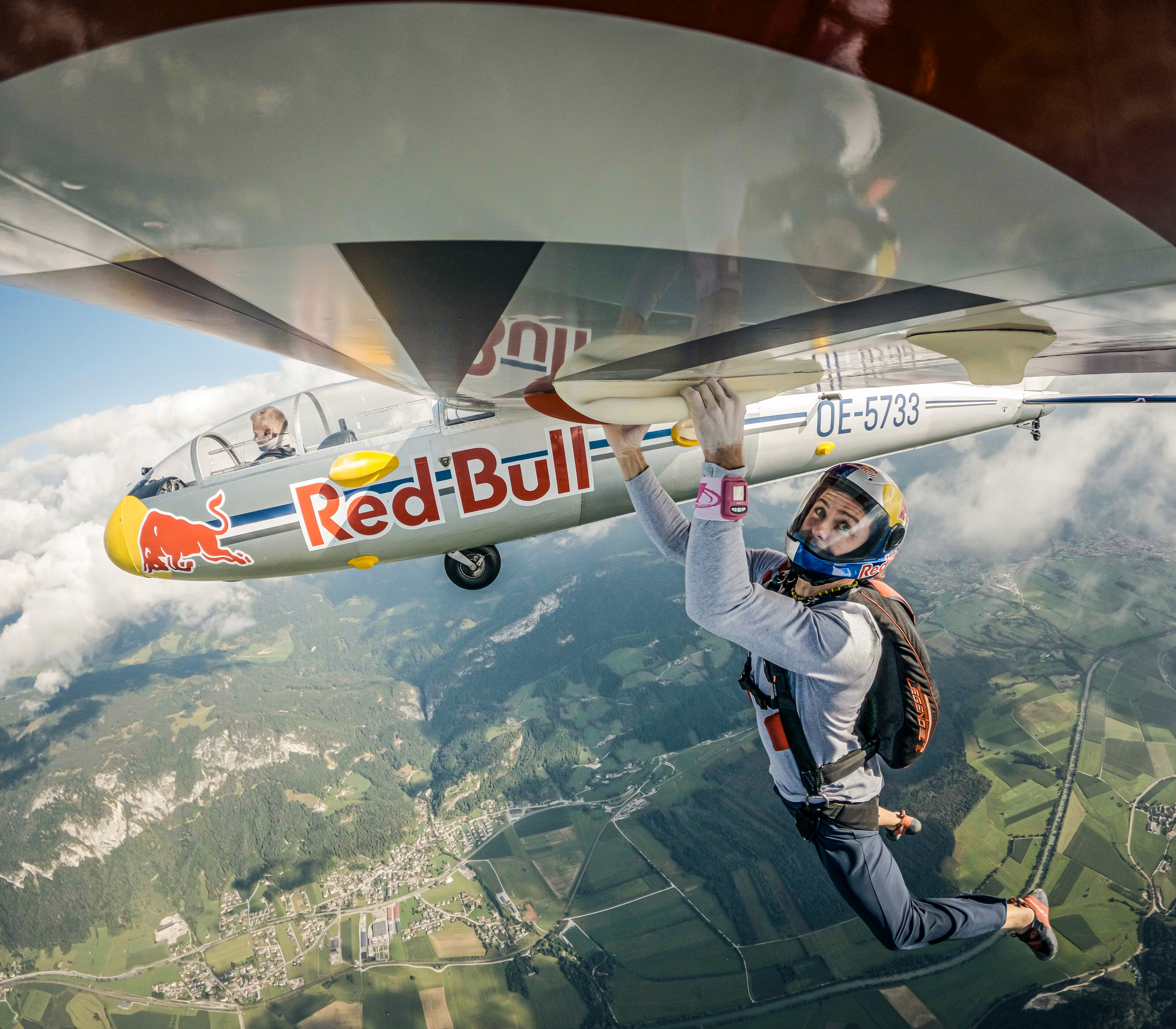 本次機翼上的攀登把手由 šKofic 的父親也是機械工程師 的Pavel šKofic 設計。Red Bull提供