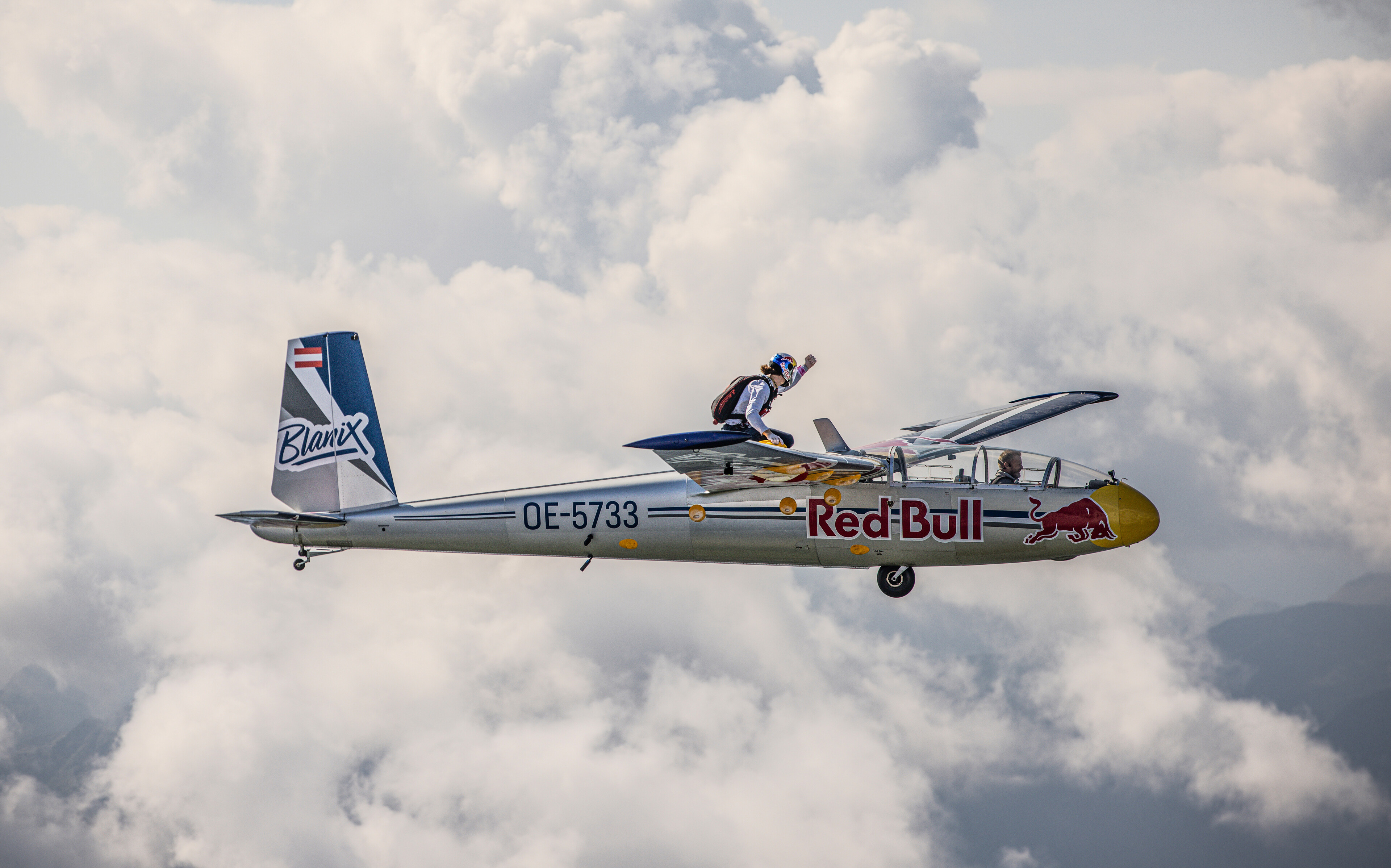 Domen šKofic 刷新記錄近日成功完成了史上第一個空中攀岩Red Bull Plane Climb。red Bull提供