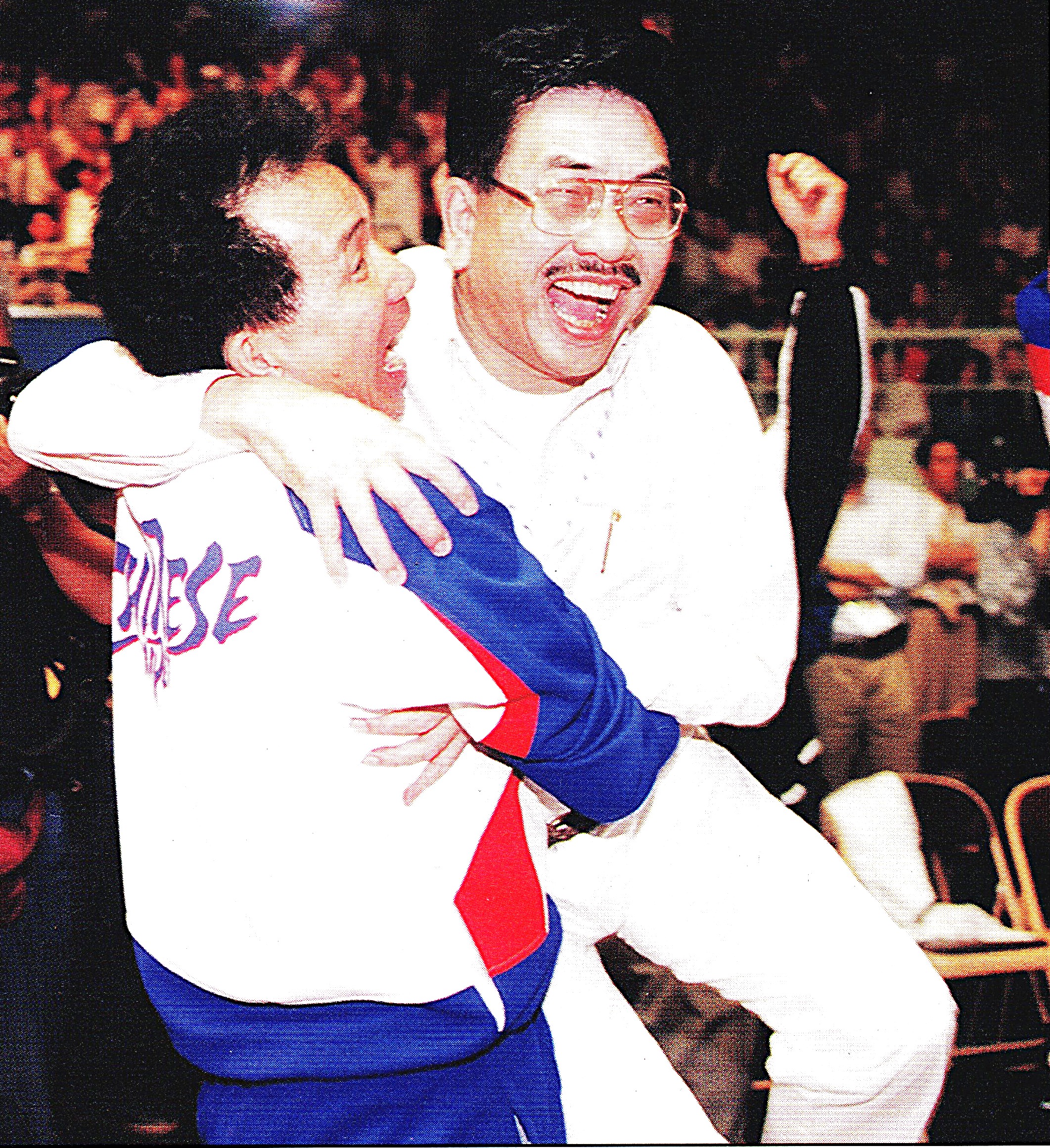 奪金後擁抱籃協理事長王人達。籃球名人堂提供