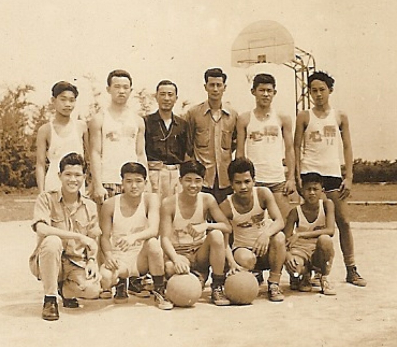 惠懷慶(後右三)樂於指導學生籃球隊。籃球名人堂提供