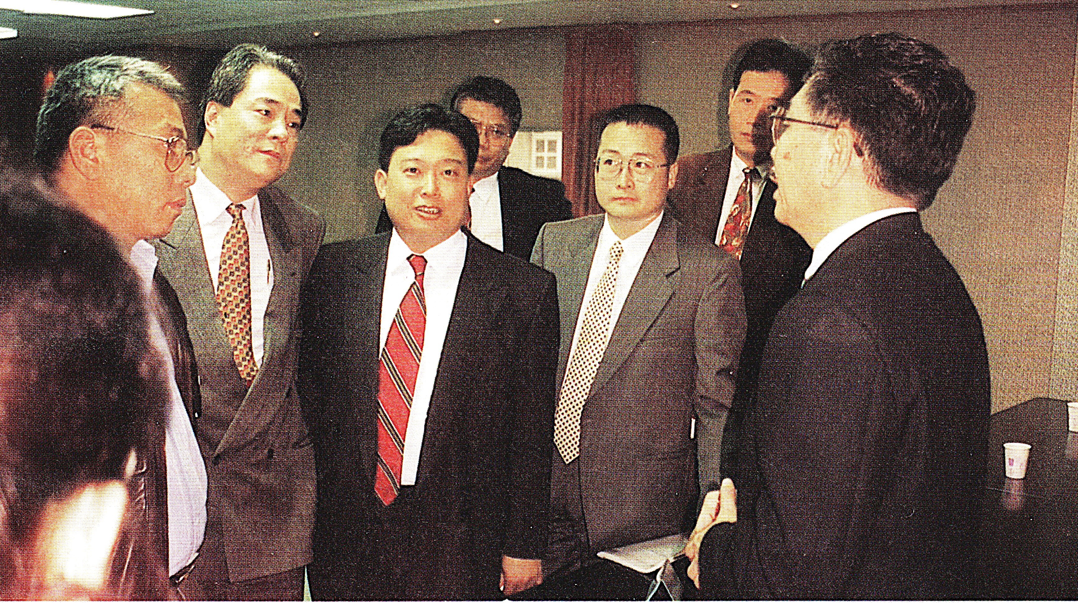 洪濬哲(左三)是中華職籃發起人之一。名人堂提供