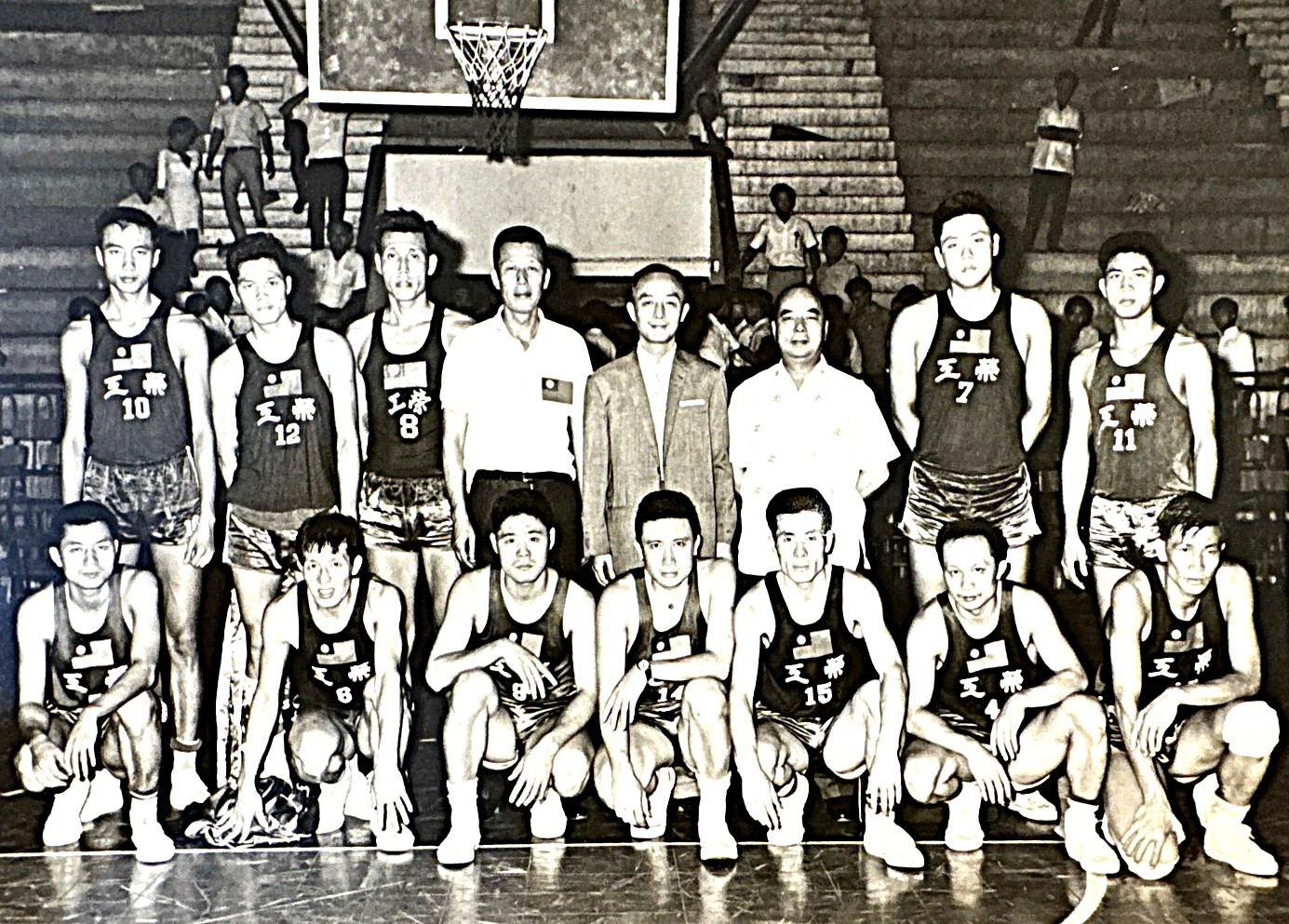 1968年榮工男籃赴菲星馬泰等國訪問比賽,由領隊王雨生、率領顧問劉世珍。籃球名人堂提供