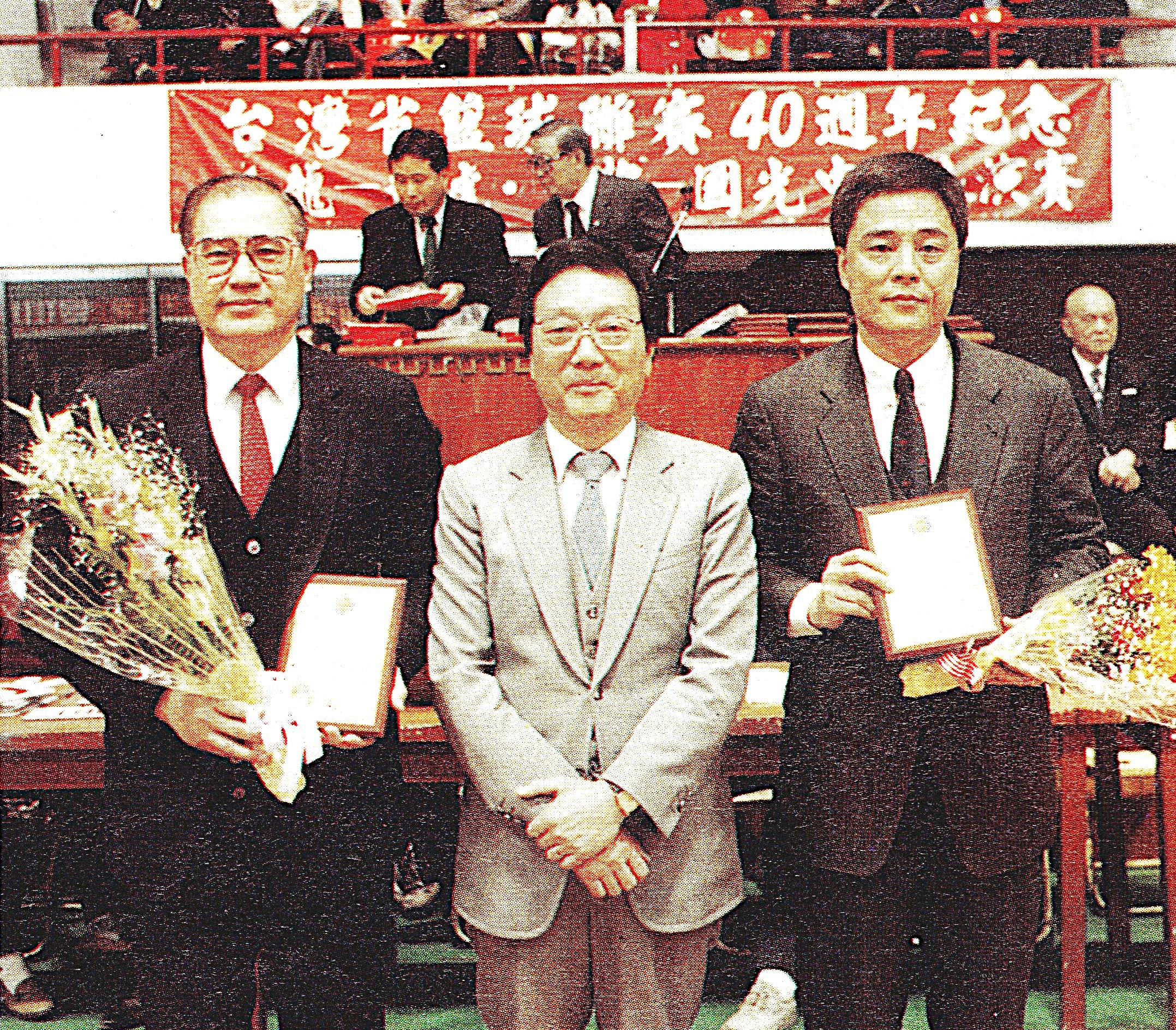 洪濬哲(右1)與武士嵩一同獲得「籃壇之光」獎牌。名人堂提供