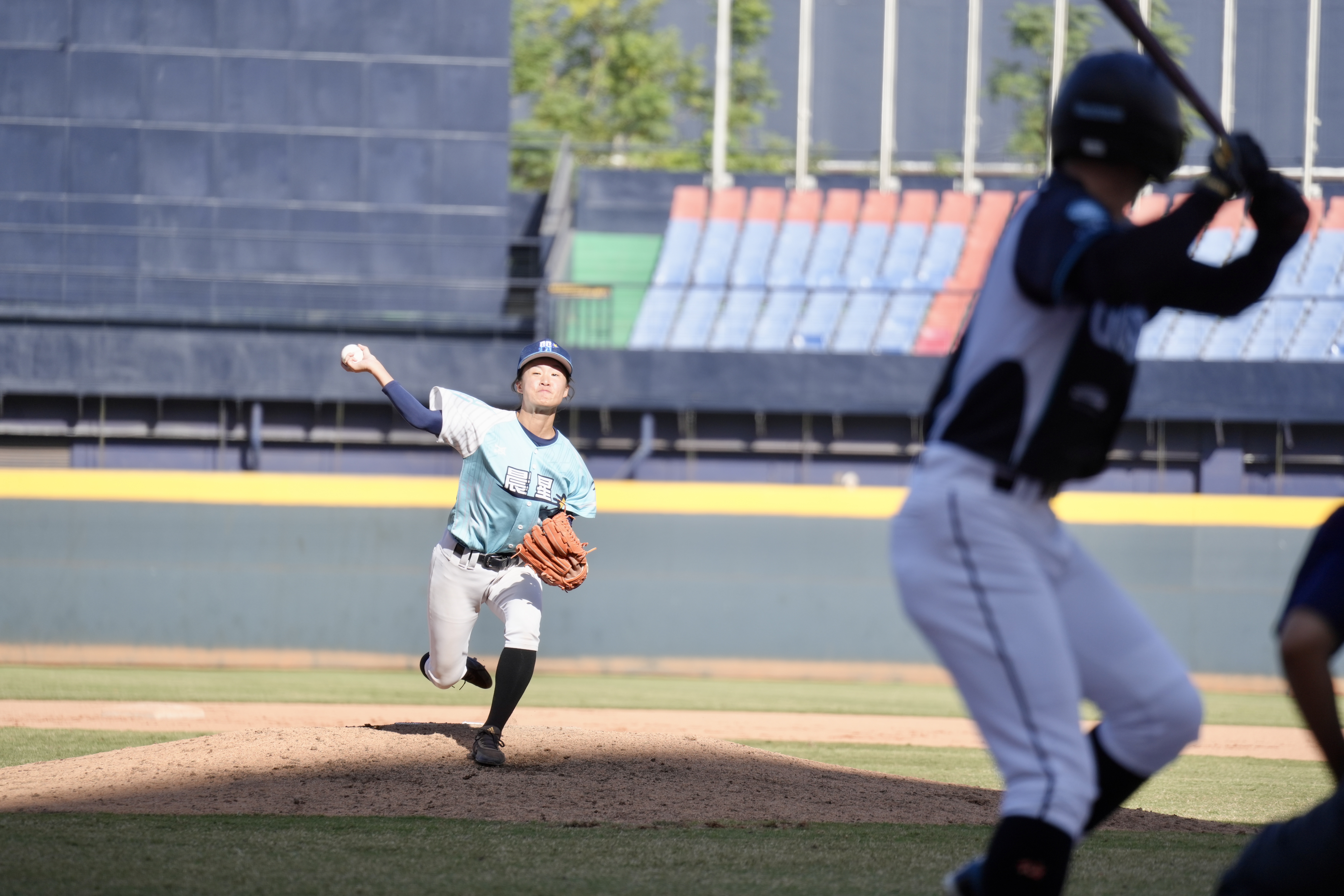 來自女棒聯賽晨星隊的翁婕瑜勇敢挑戰退役職棒球星。沈明璁攝