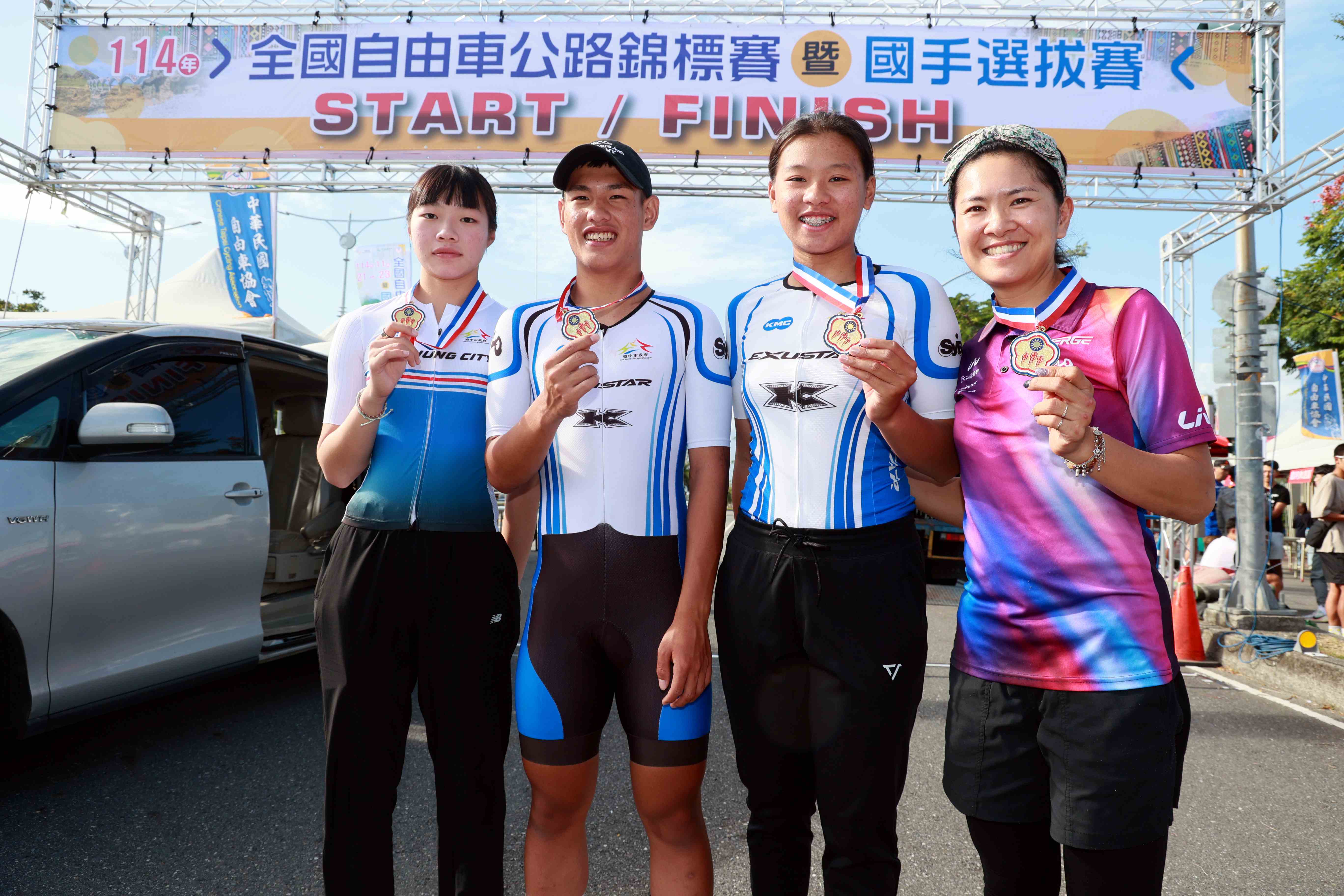 曾可妡（右1）與台中學弟妹包辦四金。郭運復攝