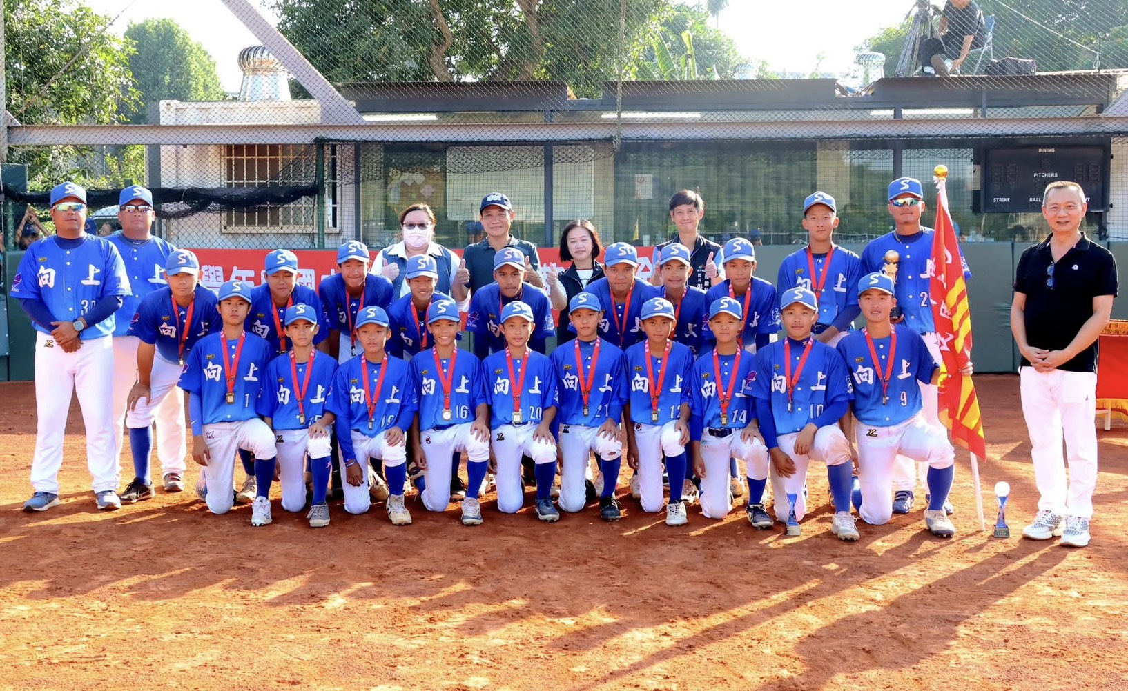 台中市向上國中抱回國中軟式聯賽隊史首座冠軍。大會提供