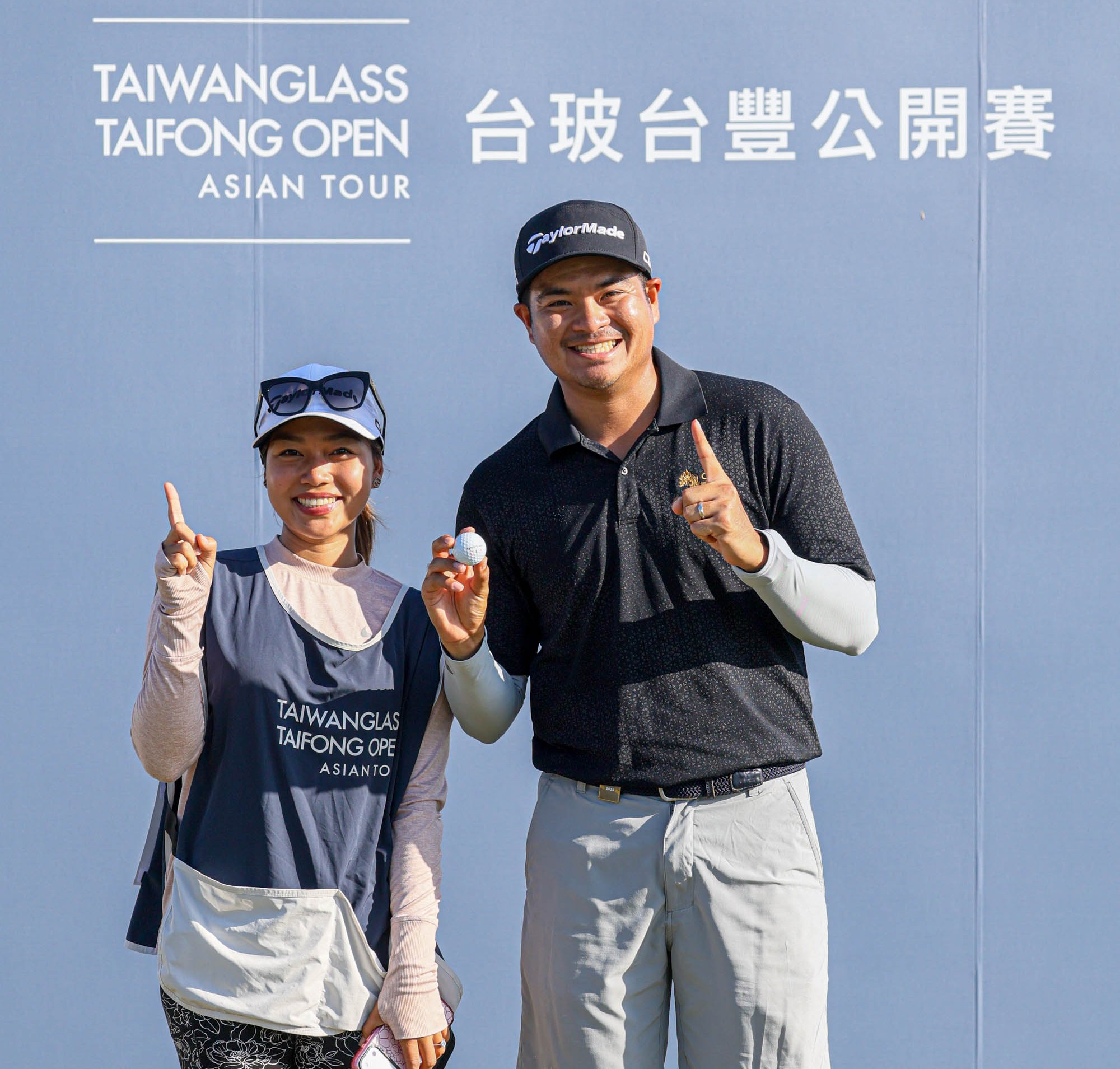 台泰混血選手艾克帕里特右第三回合在第八洞打出一桿進洞和新婚妻子分享喜悅。Tpga/ 林聖凱攝影