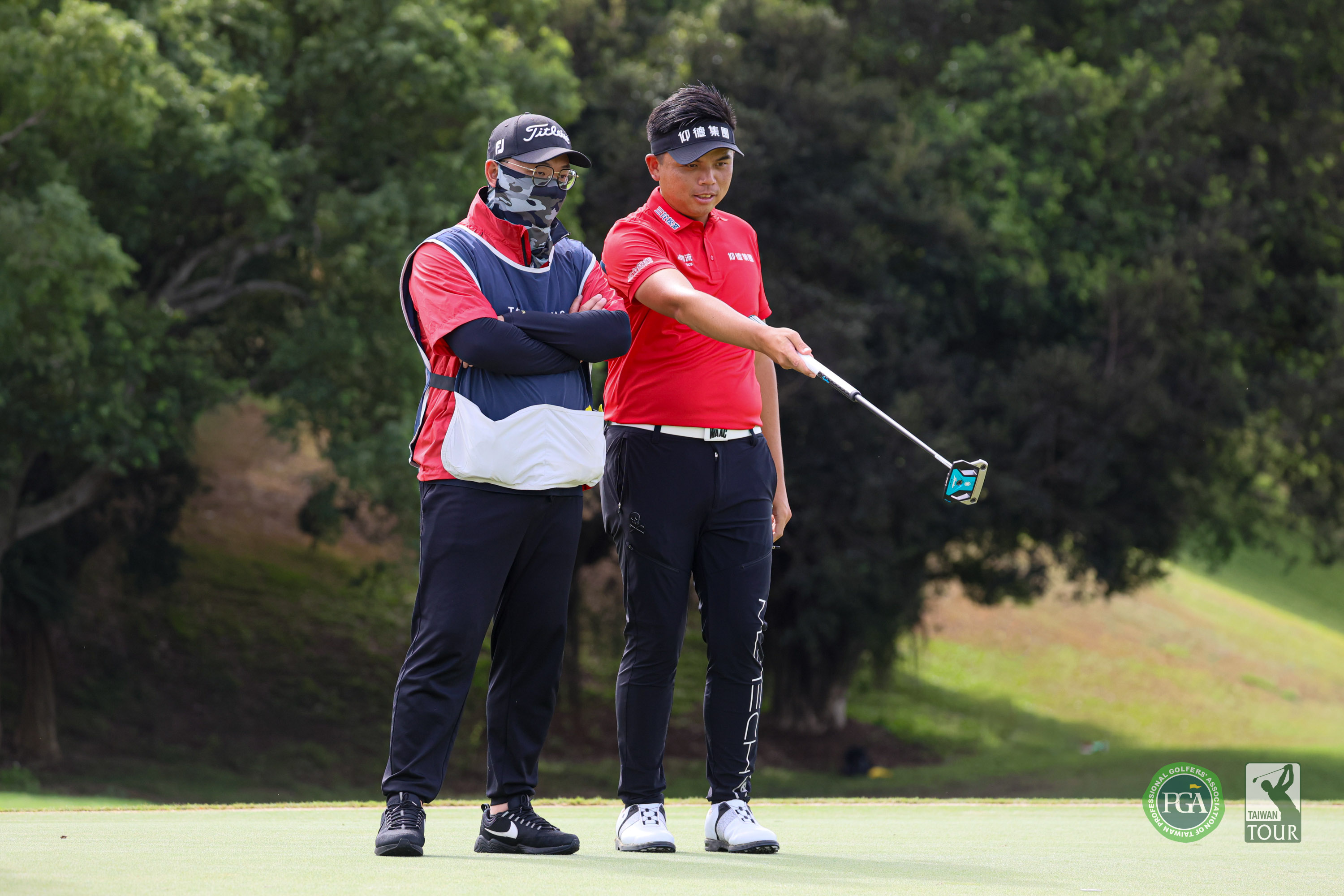 台灣好手洪健堯(右)和好友林紹白（左）在台豐球場合作第三年默契絕佳喜得開門紅。Tpga ／林聖凱攝影