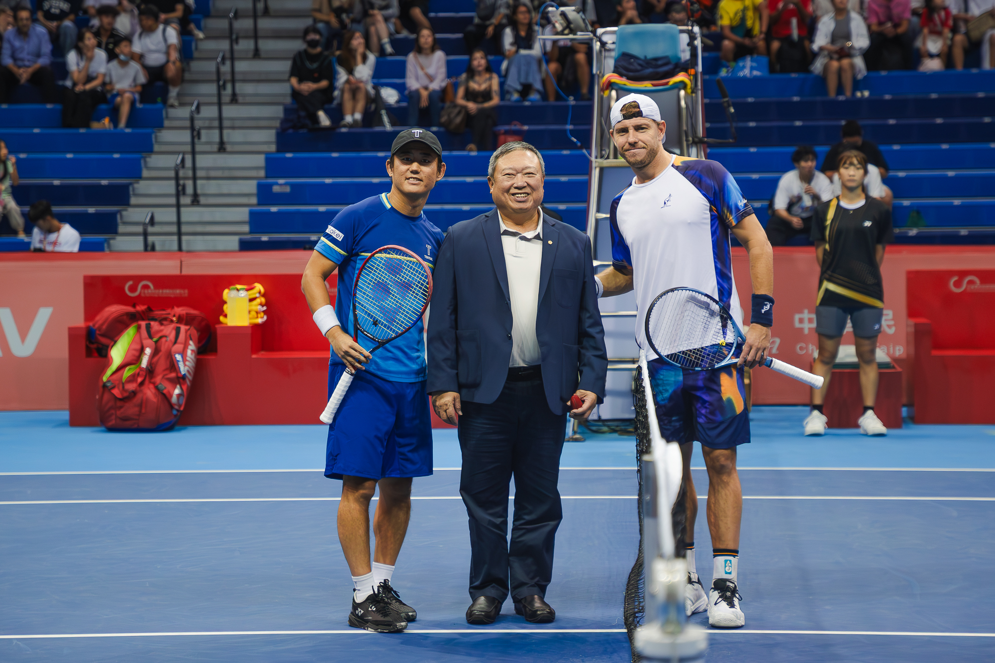 中華奧林匹克委員會主席林鴻道(中)擔任單打決賽擲幣嘉賓。海碩運動整合行銷提供