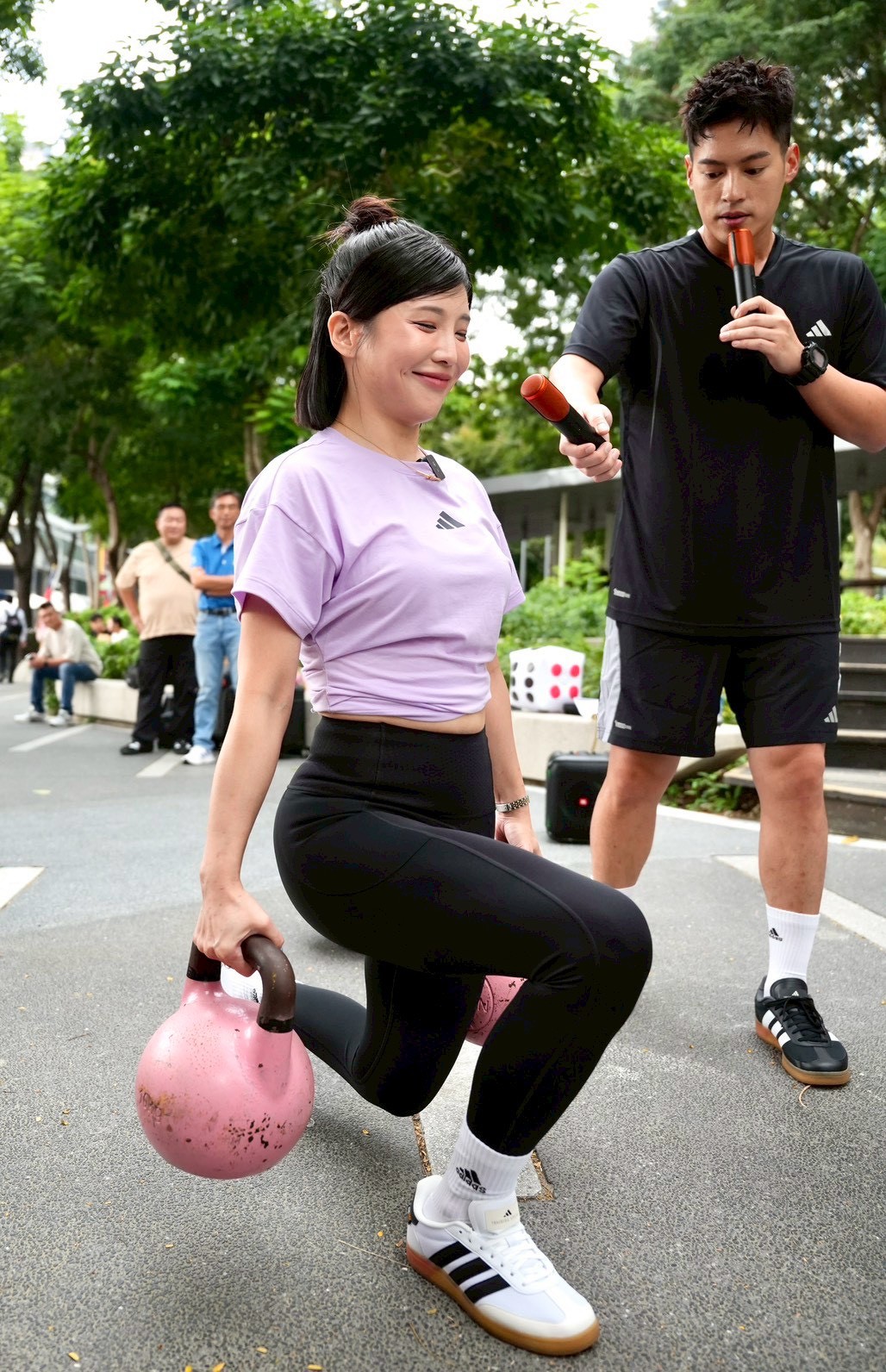 壯壯示範壺鈴弓步走動作要領踏前的膝蓋和大腿,避免過度內收或外展正確發力才能穩。臺中市政府運動局提供