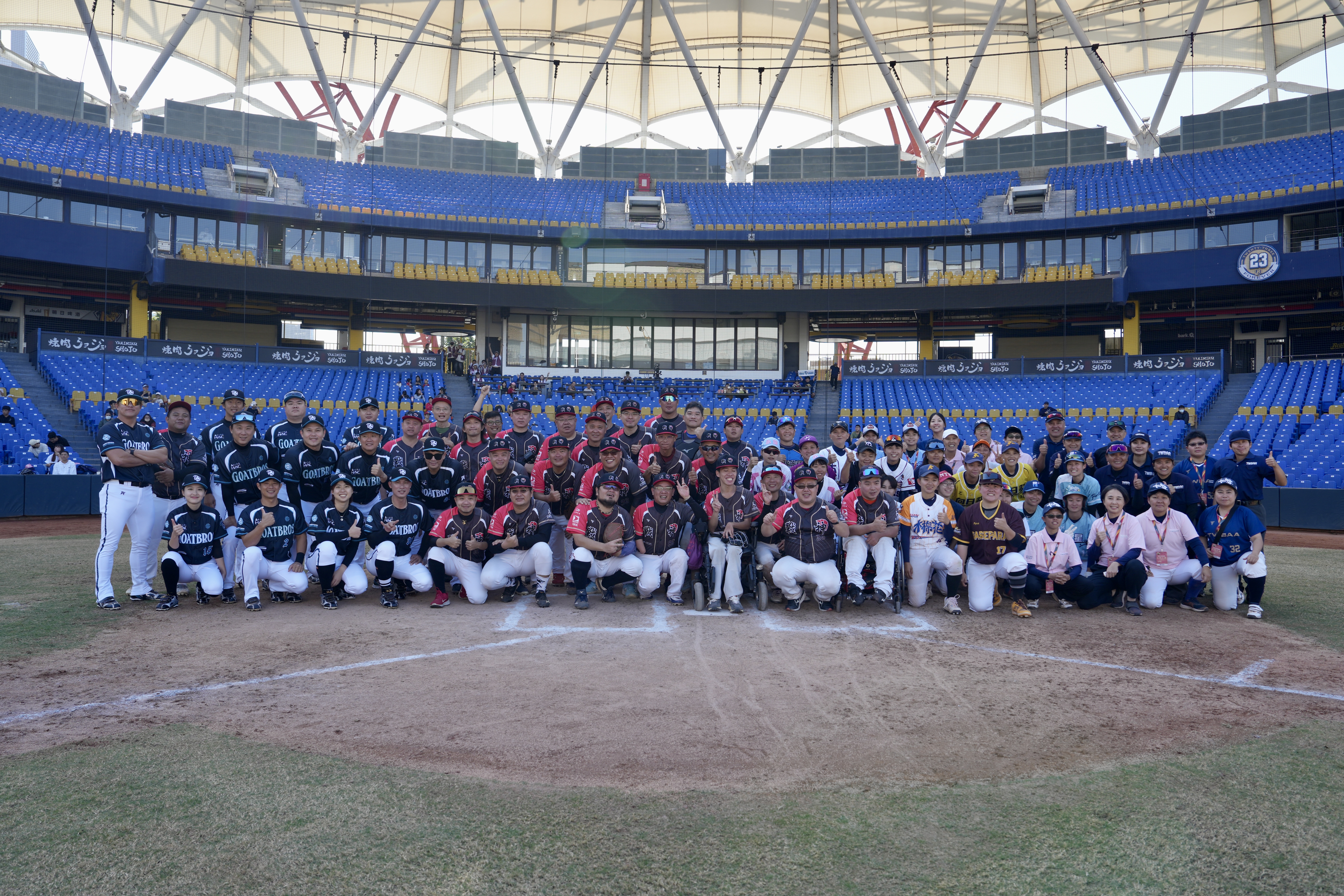 女棒舉辦的公益挑戰賽3支球隊把握時間合影留念。沈明璁攝