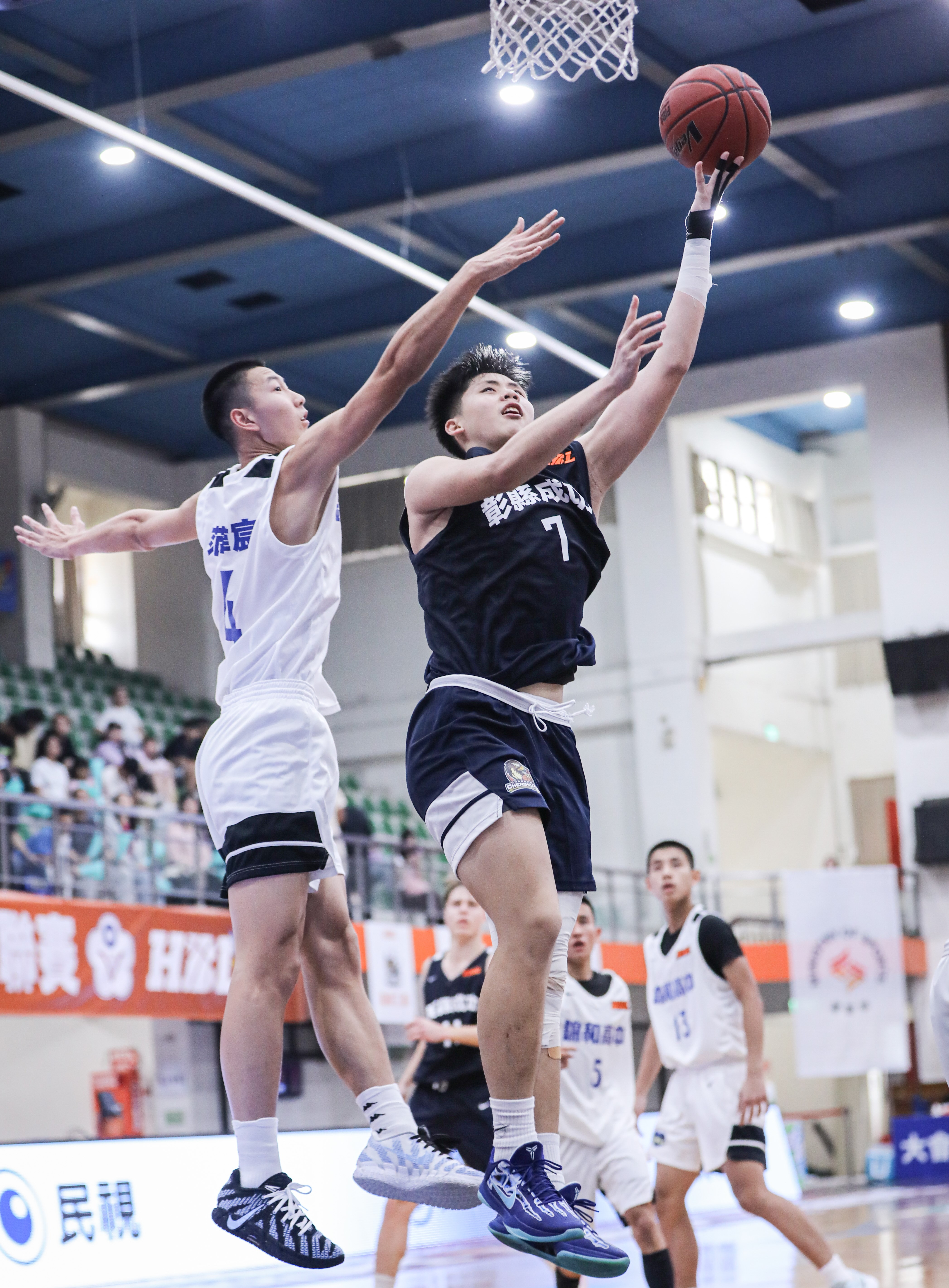 彰化成功主控弟弟余玄騰先發28分28秒16投中9拿22分生涯新高。高中體總提供