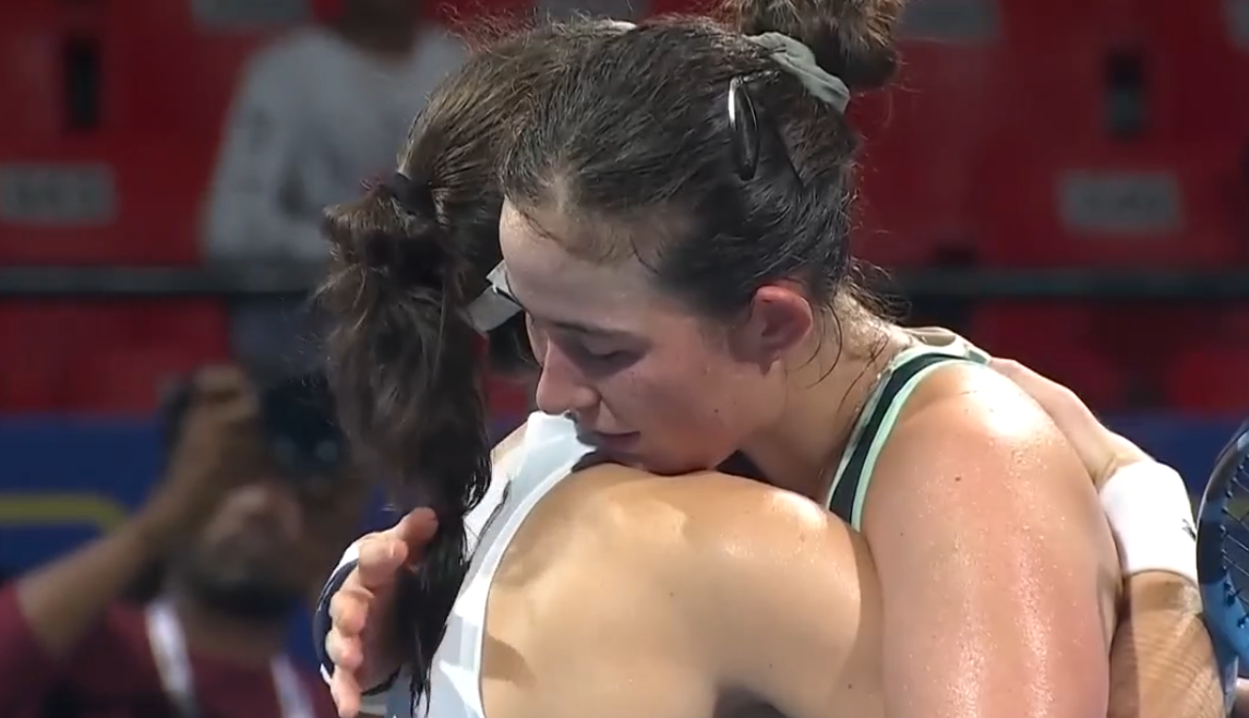 葛藍在落敗後與對手互擁獲得對手的安慰。摘自推特