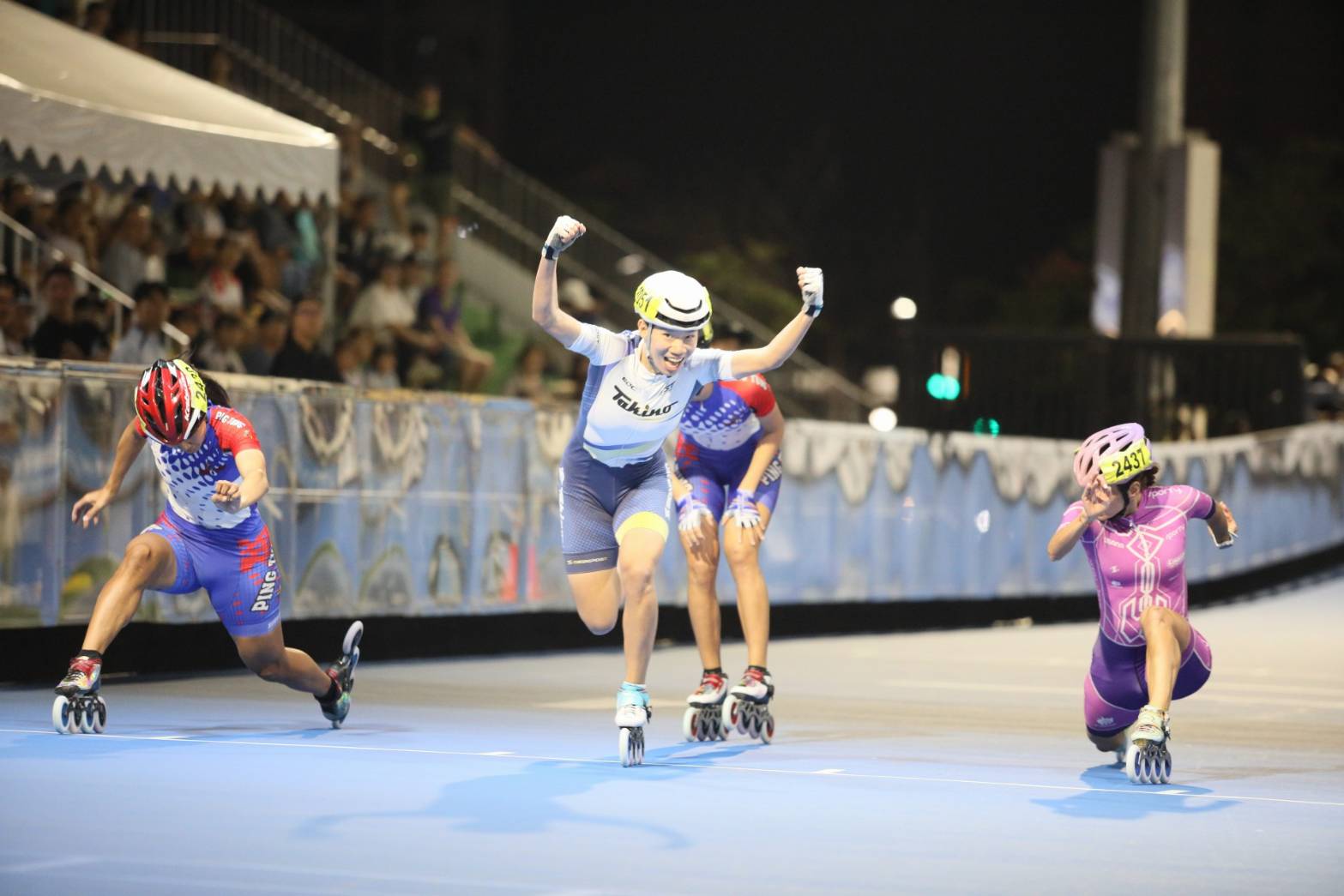 杭州亞雙金女將施沛妤(中)在500D社會大專女子組壓線摘金。中華民國滑輪溜冰協會提供