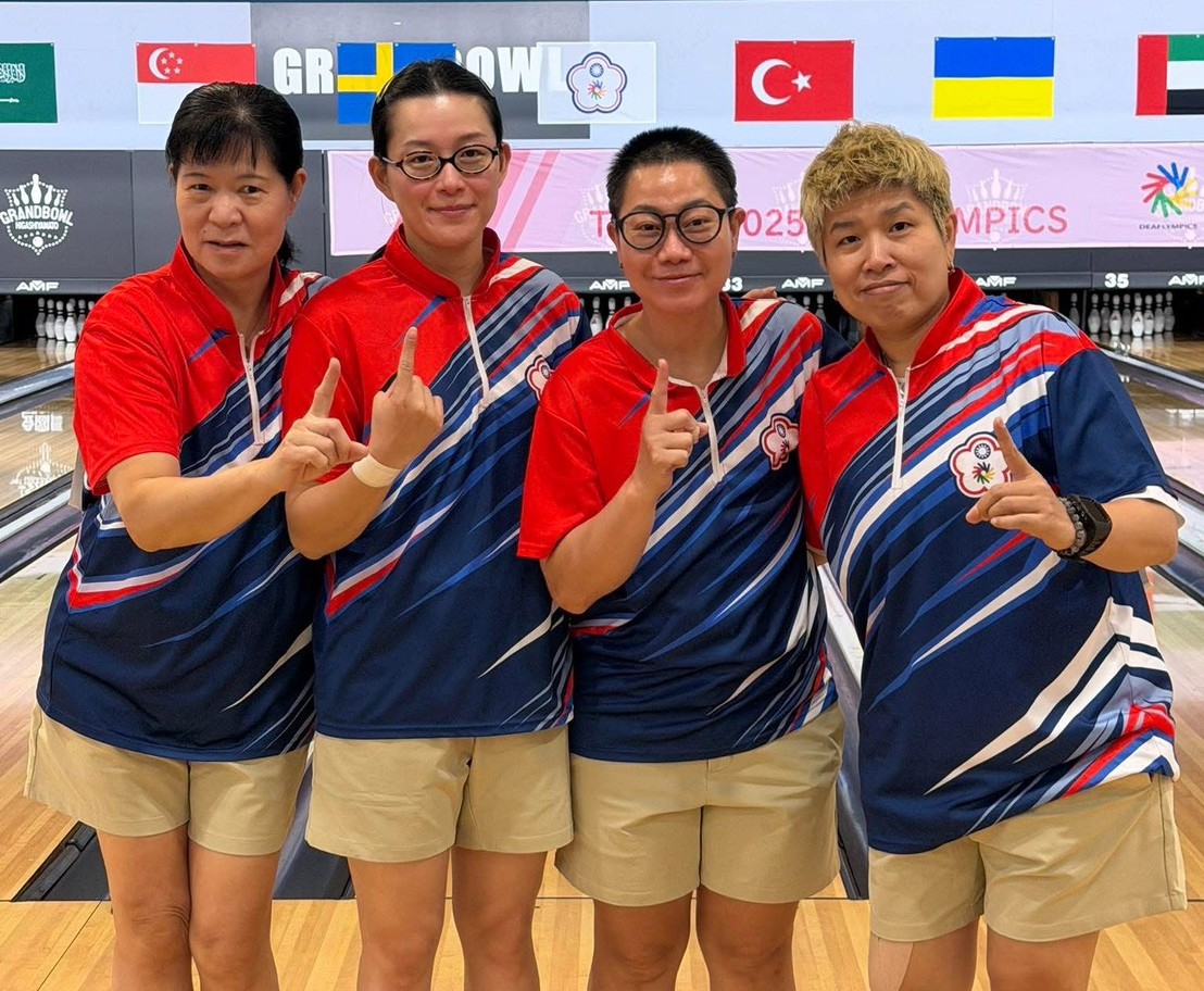 東京聽奧保齡球女力發威，王玉琴(左起)、林雅琴、陳怡妙和張堯茜搭檔團體賽。運動部提供