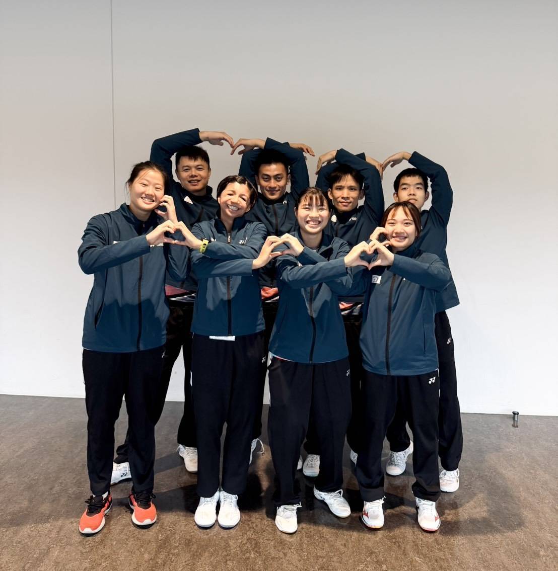 東京聽奧羽球混合團體賽由陳忠羿(後排左至右)鄭成鼎、鄞世榮、劉浩恩及沈彥汝(前排左至右)、范榮玉、蕭安宇、江巧羽聯手搭檔為我國搶下銅牌。法新社