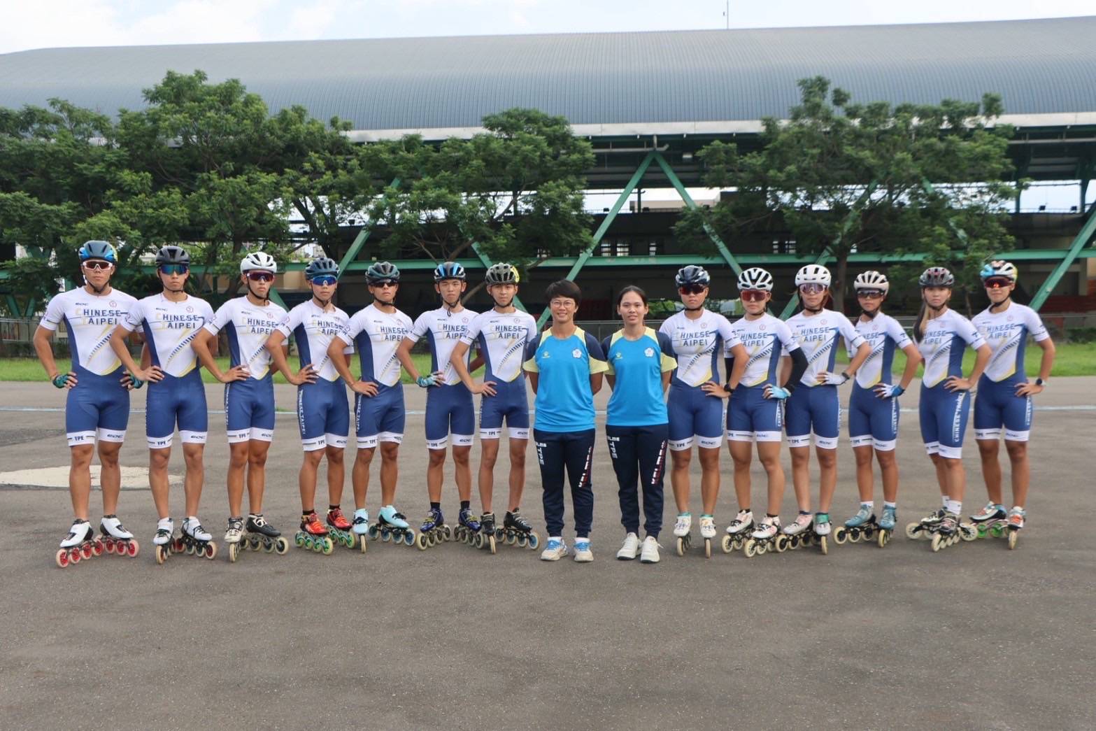 「滑輪女王」楊合貞(中左)首度擔任潛培代表隊教練。中華民國滑輪溜冰協會提供