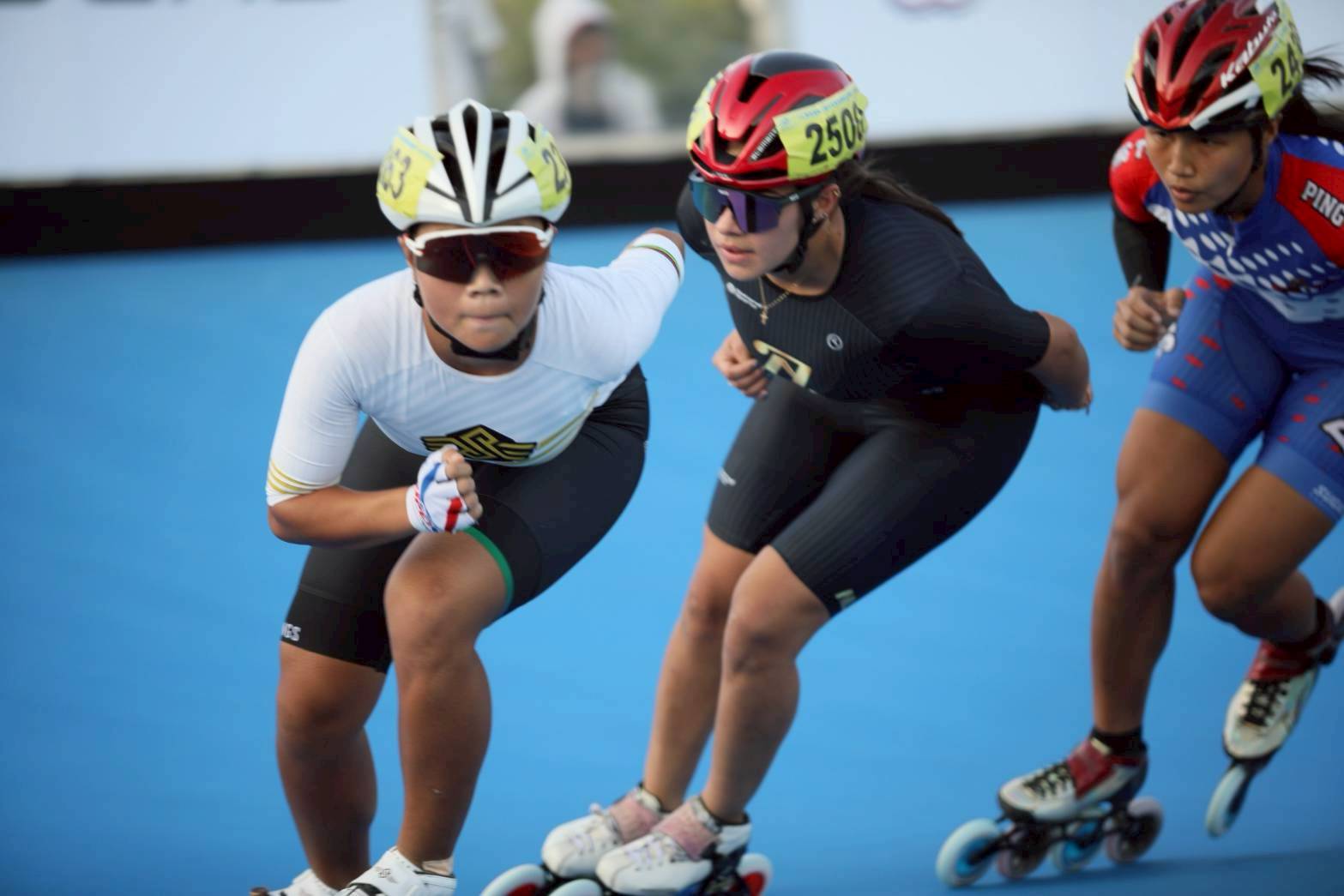 潛培選手黃立昀(左1)奪下大專社會女子組5000公尺積分賽金牌。中華民國滑輪溜冰協會提供