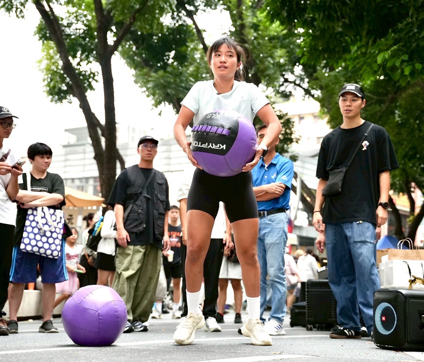 營養師小麥示範拋藥球動作要領強調核心發力,避免突然大動作閃到腰或受傷 。臺中市政府運動局提供