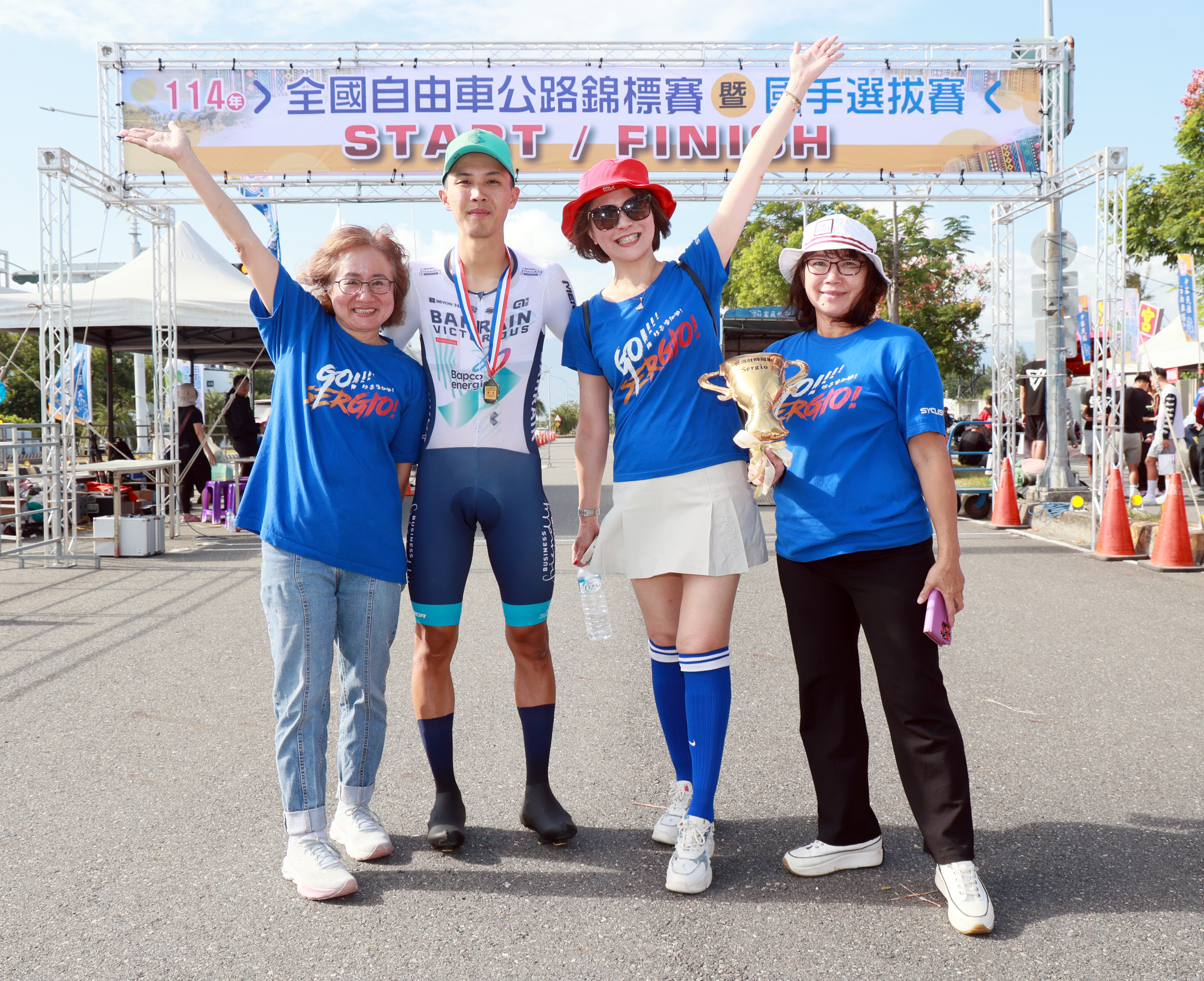 母親娜姐(右2)也是杜志濠最大的助力。郭運復攝