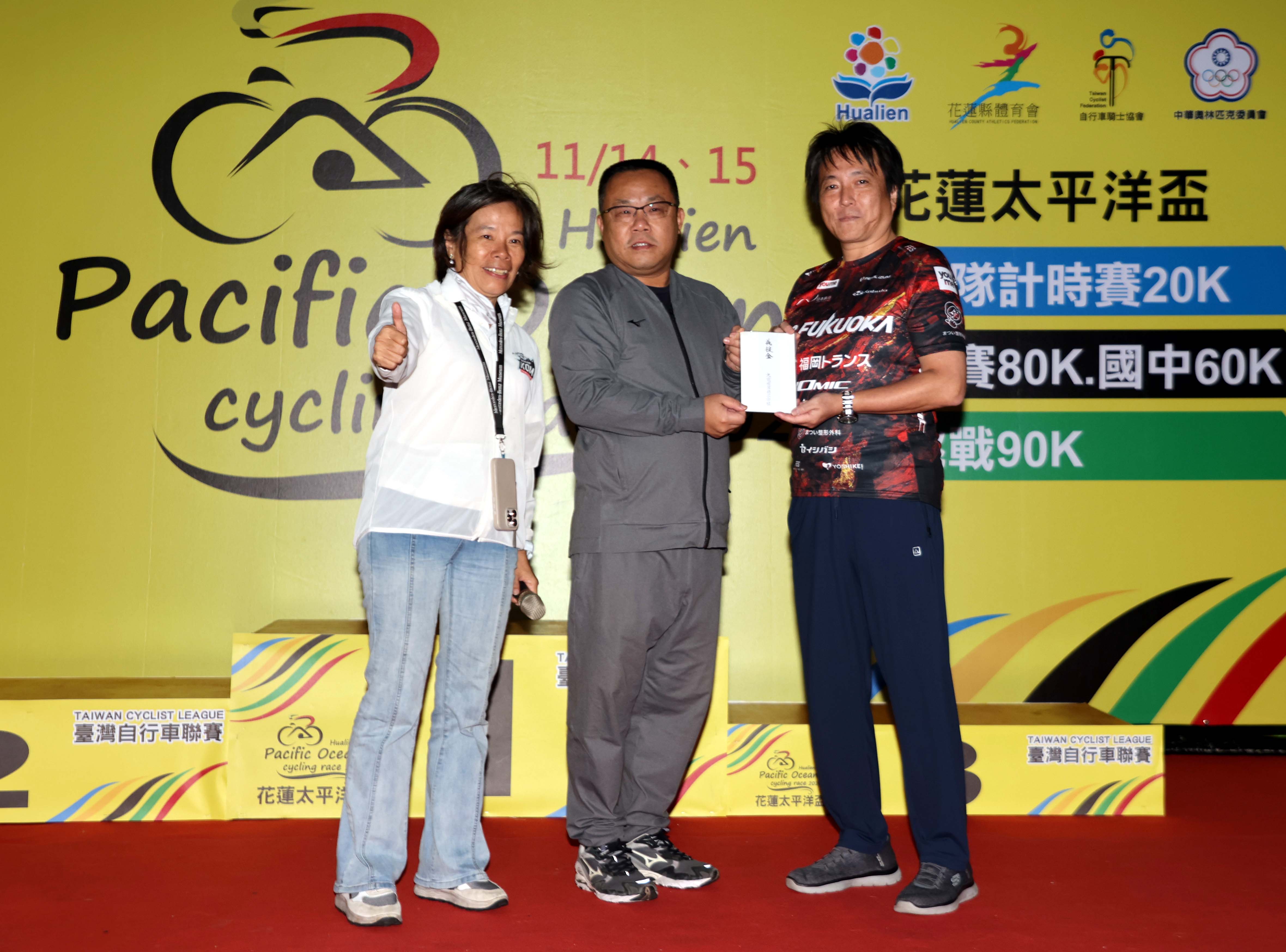 花蓮縣體育會汪理事長代表接受日本福岡車隊花蓮光復鄉捐款。中華民國自行車騎士協會提供