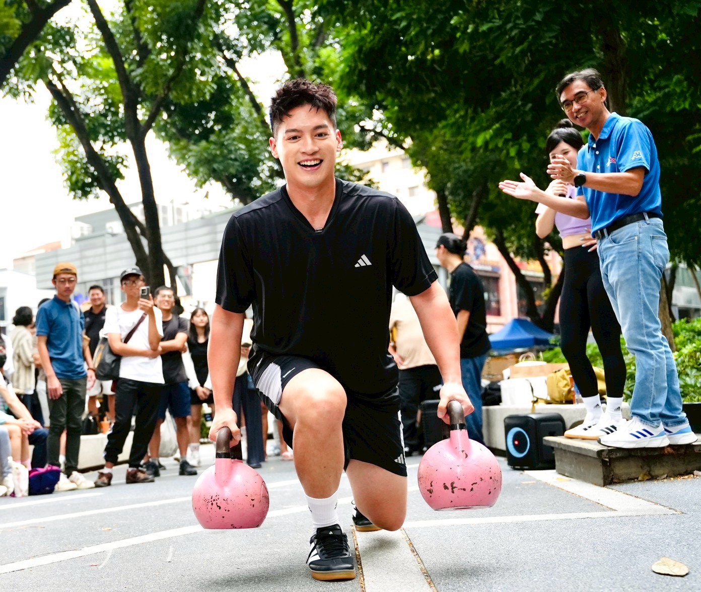 許孟哲下場與民眾Pk挑戰現場氣氛熱絡。臺中市政府運動局提供