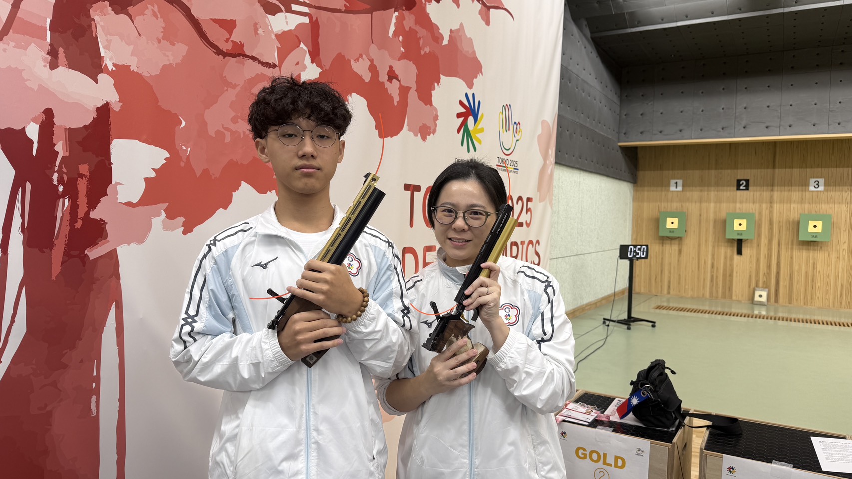 許明睿(左)及高雅茹(右)選手搭檔發揮穩定實力,為我國斬獲10公尺空氣手槍混合團體項目銀牌。運動部提供