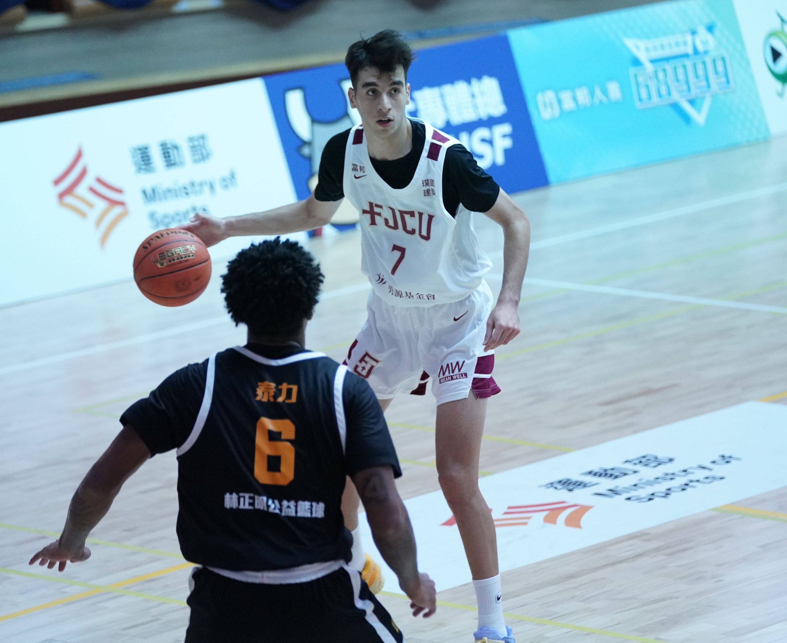 輔仁大學 莫森攻下全場全隊最高27分包含三顆外線並抓下15籃板。大專體總提供