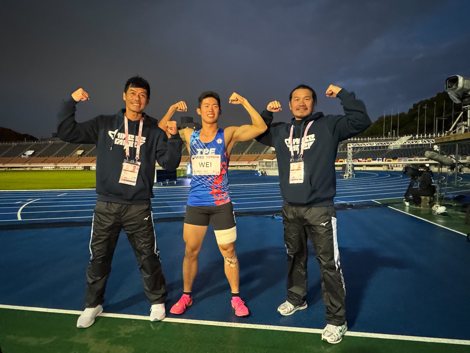 陳穎祈（左）及安慶隆（右)教練跨世代十項鐵人現場見證危宇澤(中)為我國在聽奧十項全能項目奪牌。運動部提供