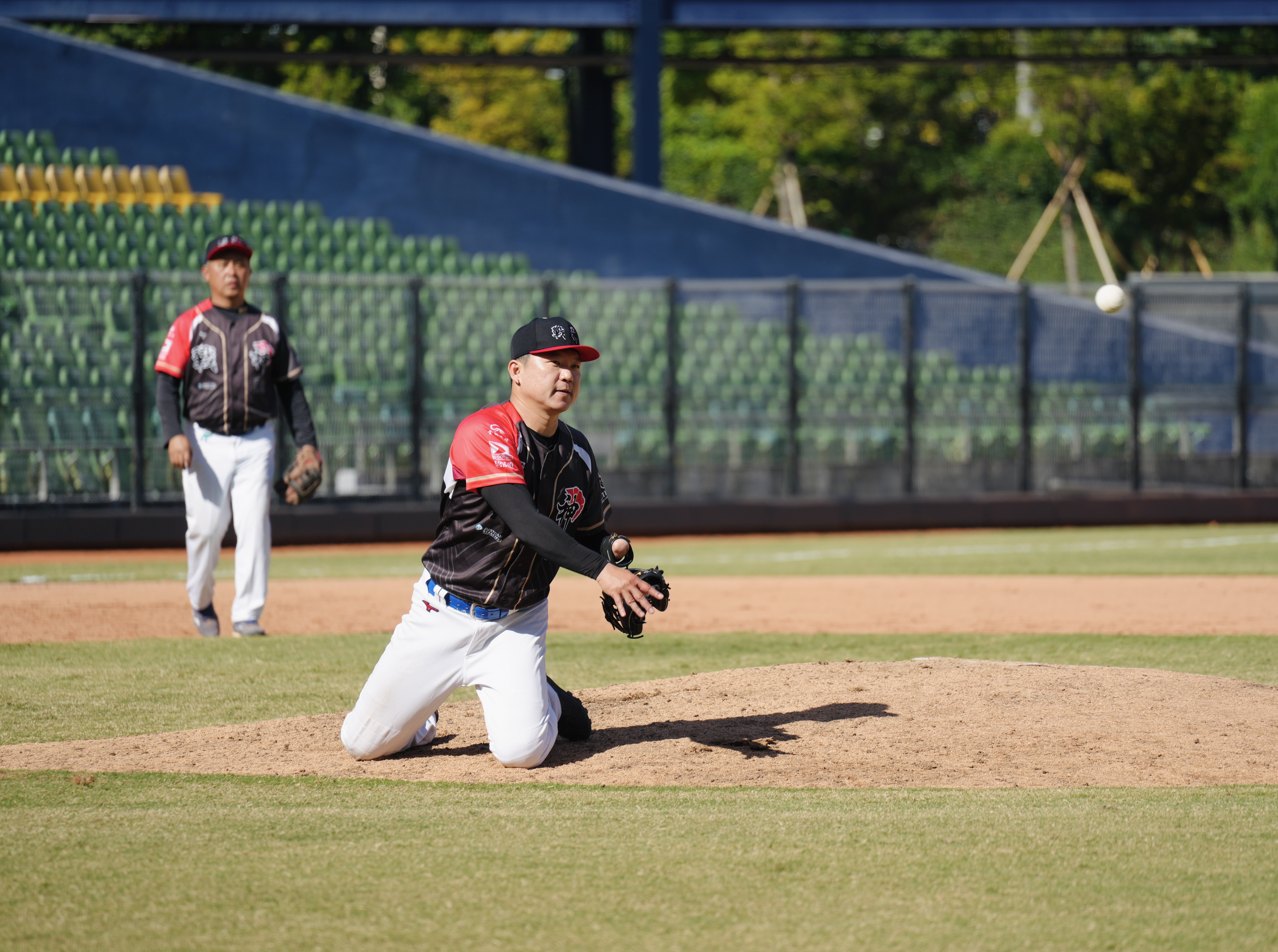 雖然只有一隻手徐耀郡下丘處理滾地球依然流暢。沈明璁攝