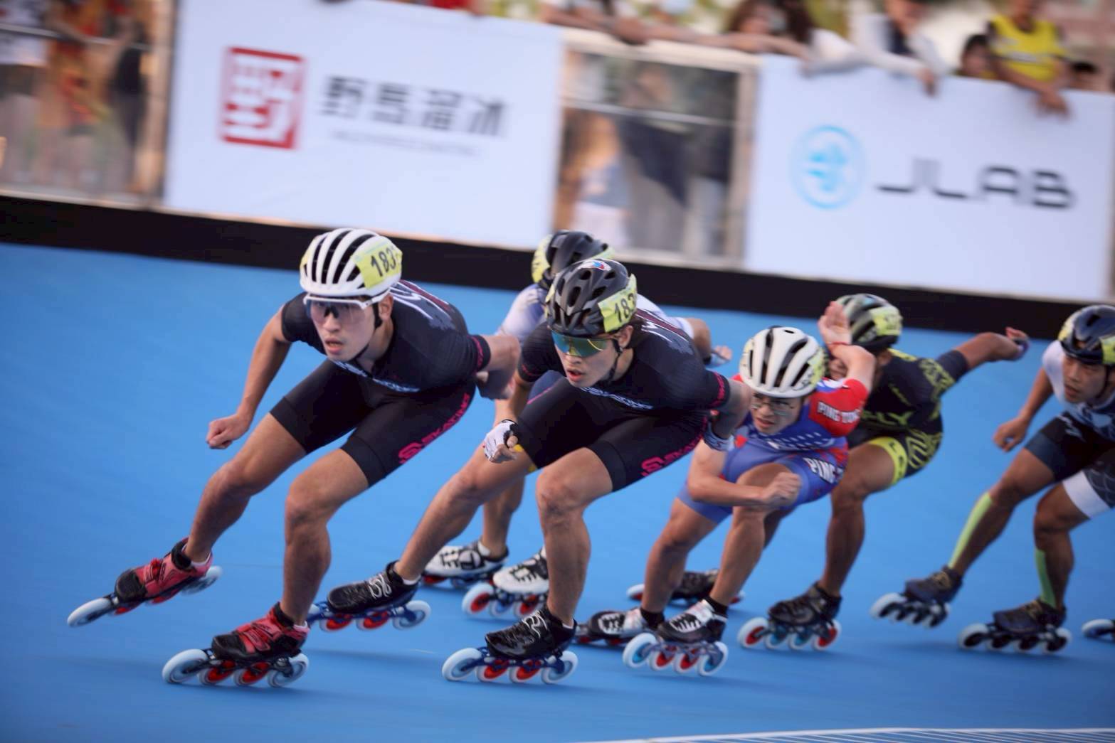 韓國崔因鎬（右）以15分20秒334拿下金牌。中華民國滑輪溜冰協會提供